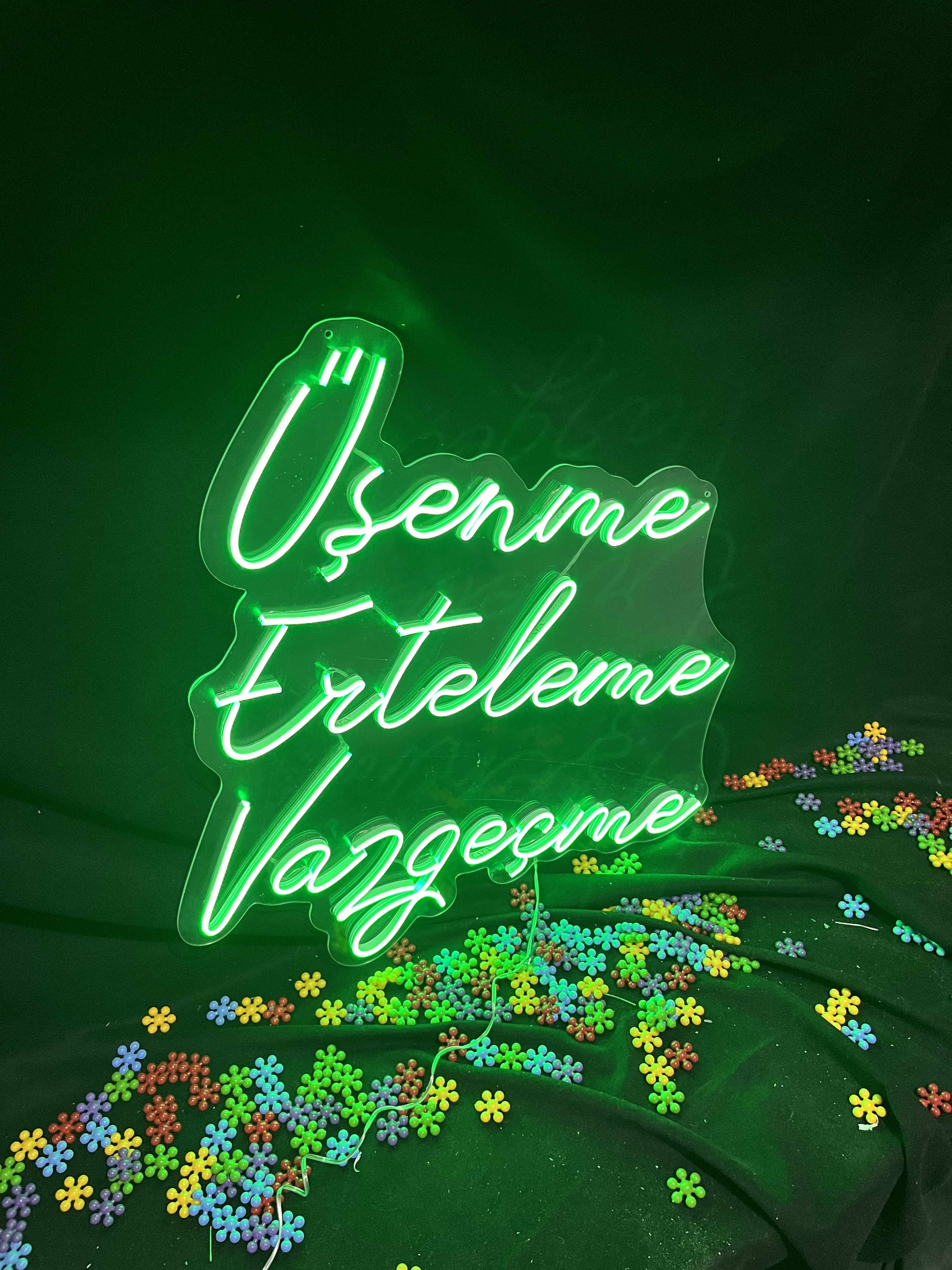 Üşenme Erteleme Vazgeçme - Dekoratif Duvar Aydınlatması Neon Led Yazı Motivasyon 57x60 cm