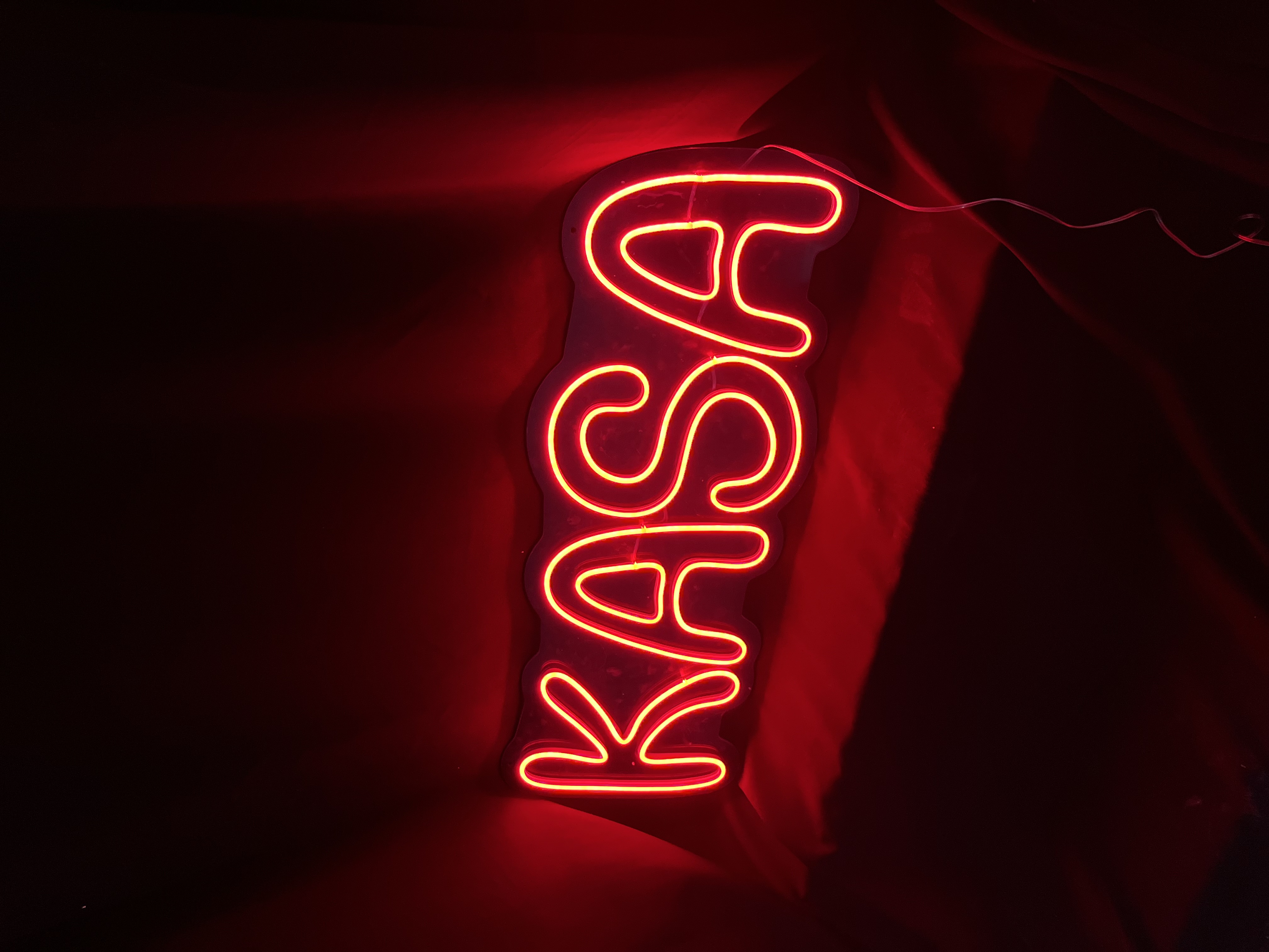 Kasa V4 - Dekoratif Duvar Aydınlatması Neon Led Yazı Cafe Restoran 70x29 cm