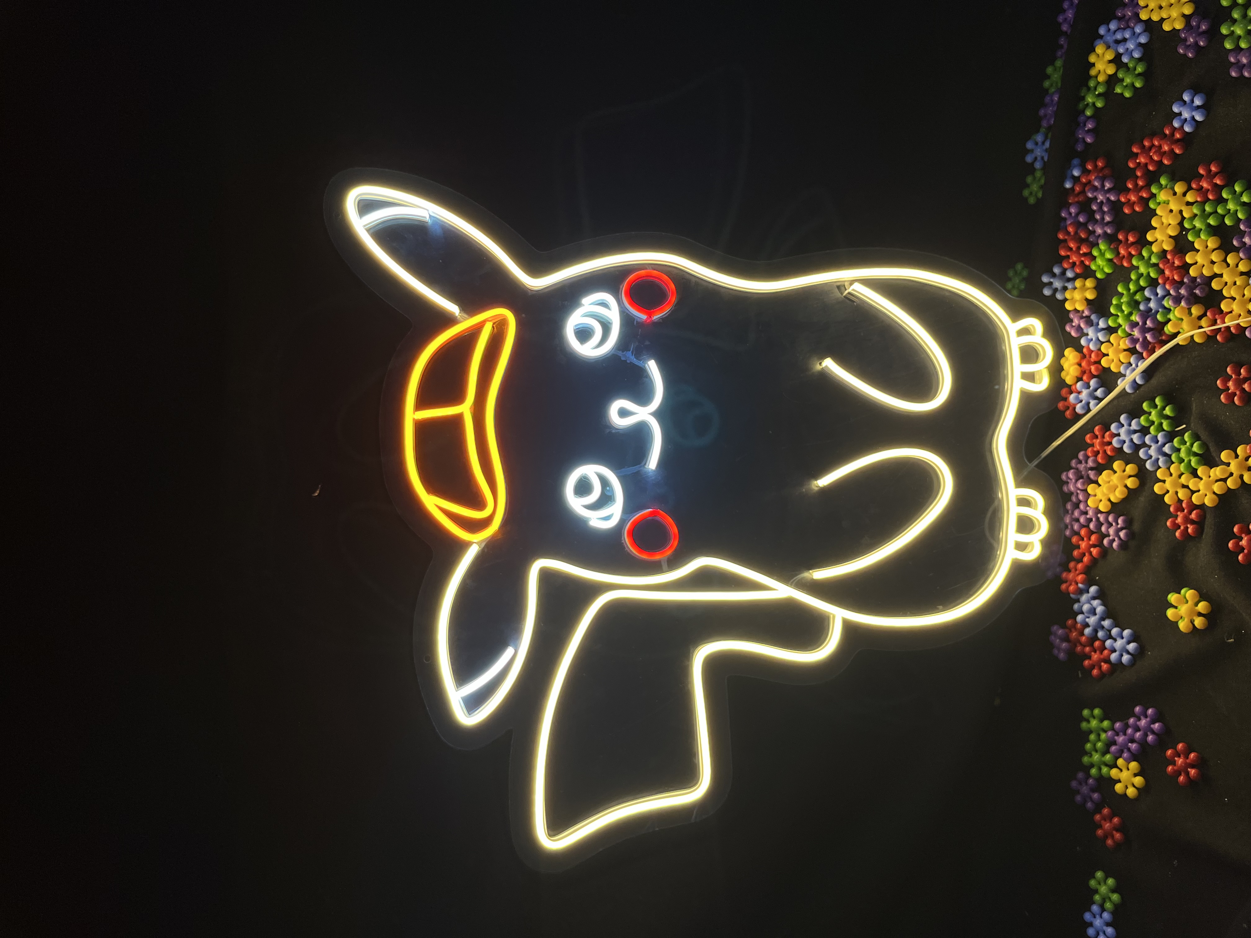 Şapkalı Pikaçu - Dekoratif Duvar Aydınlatması Neon Led Yazı Cafe Restoran 52x60 cm