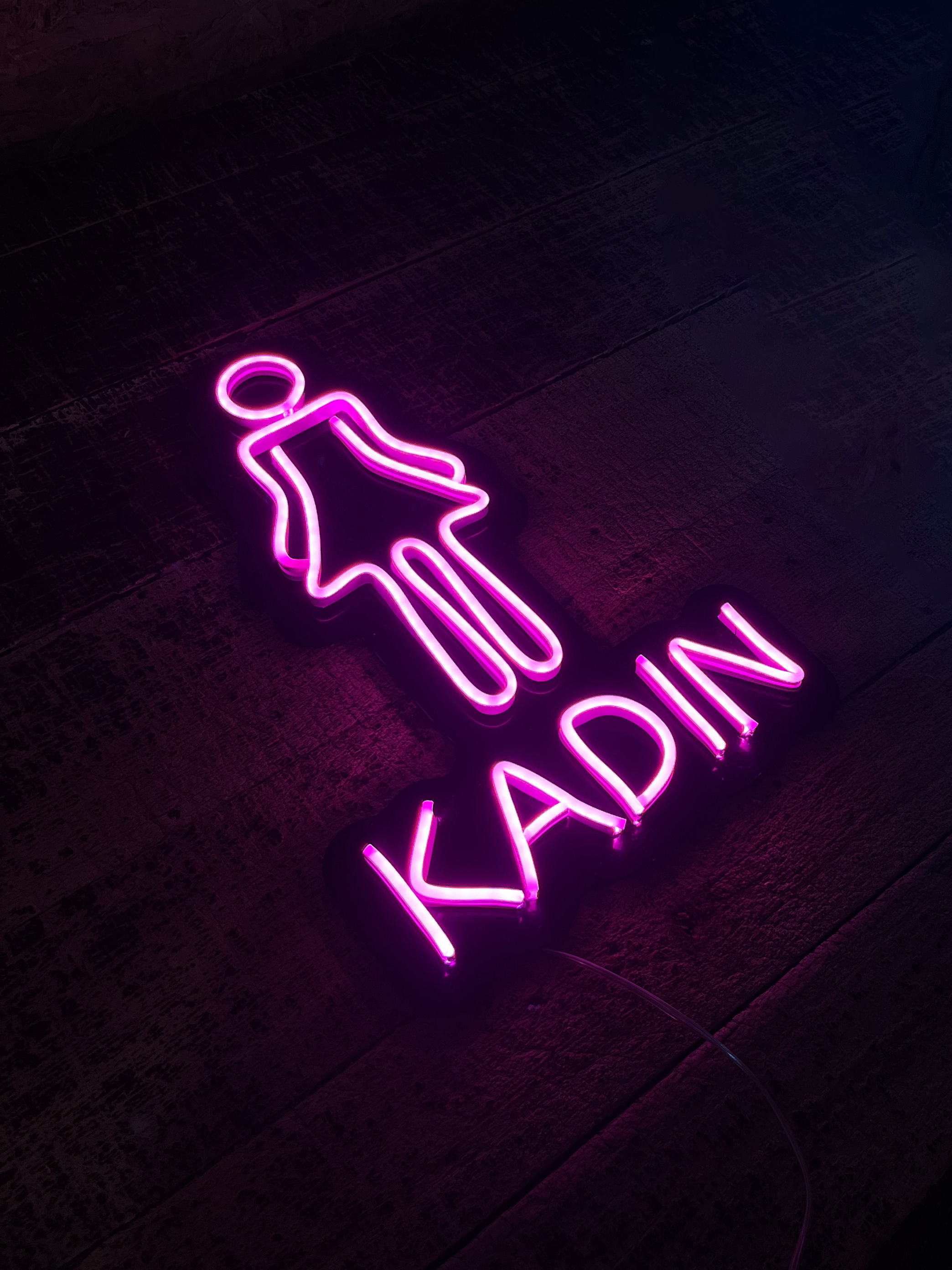 WC Kadın Tabelası v4 - Dekoratif Duvar Aydınlatması Neon Led Yazı Bar Cafe Restoran 26x40 cm