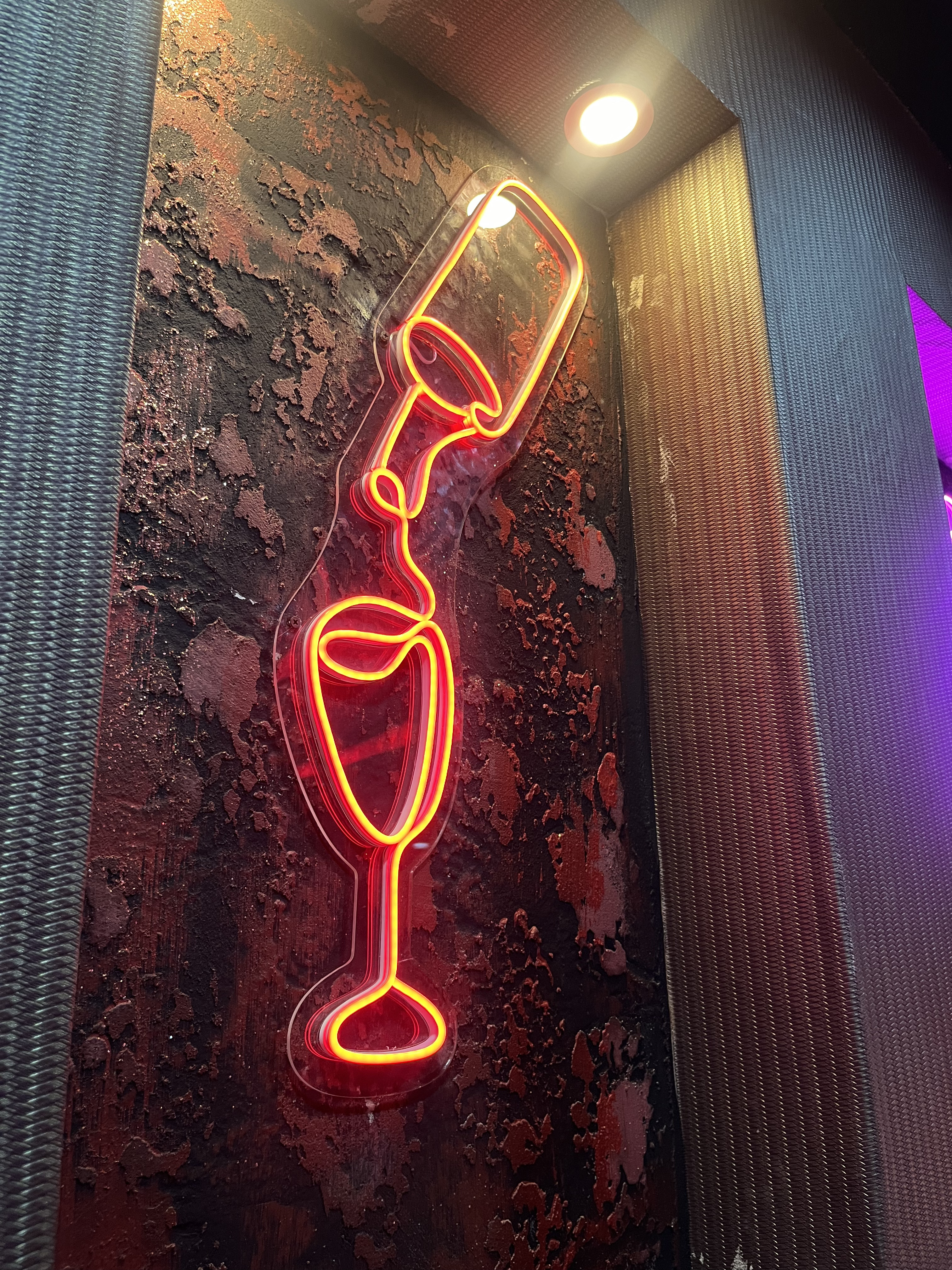 Kadeh Doldurma Surat Silüetli - Dekoratif Duvar Aydınlatması Neon Led Yazı Bar Club Müzik 32x80 cm