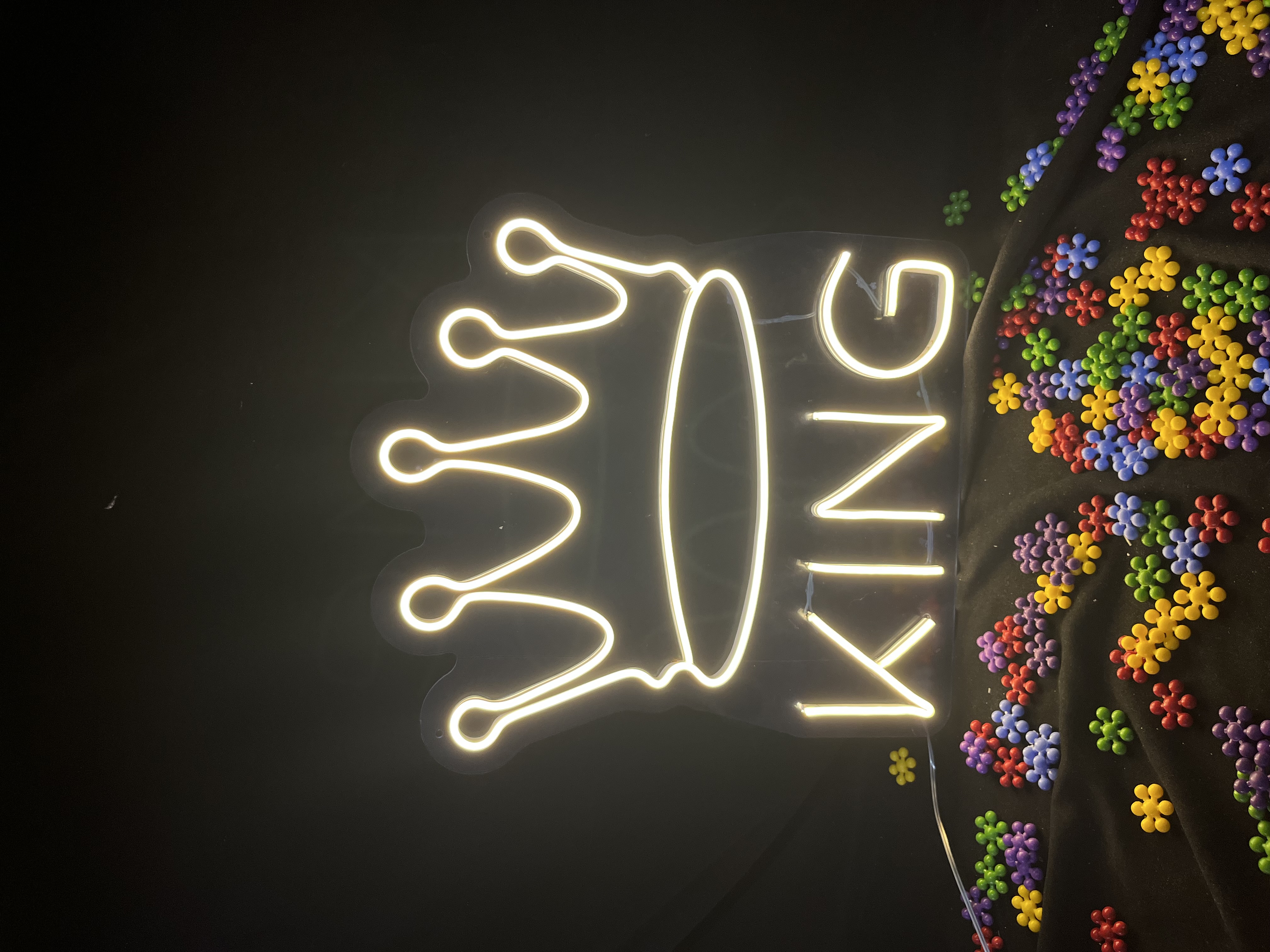 Kral Tacı ve King - Dekoratif Duvar Aydınlatması Neon Led Yazı Kişisel Odası 40x44 cm