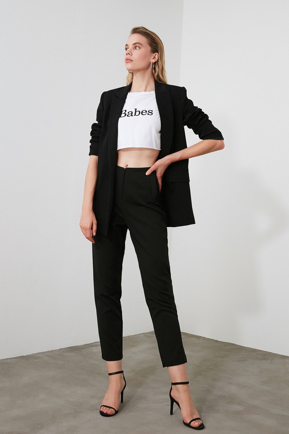 Trendyol Collection-Schwarze, knöchellange, gewebte Stoffhose mit Zigarettenform und hoher Taille TWOSS20PL0515 17