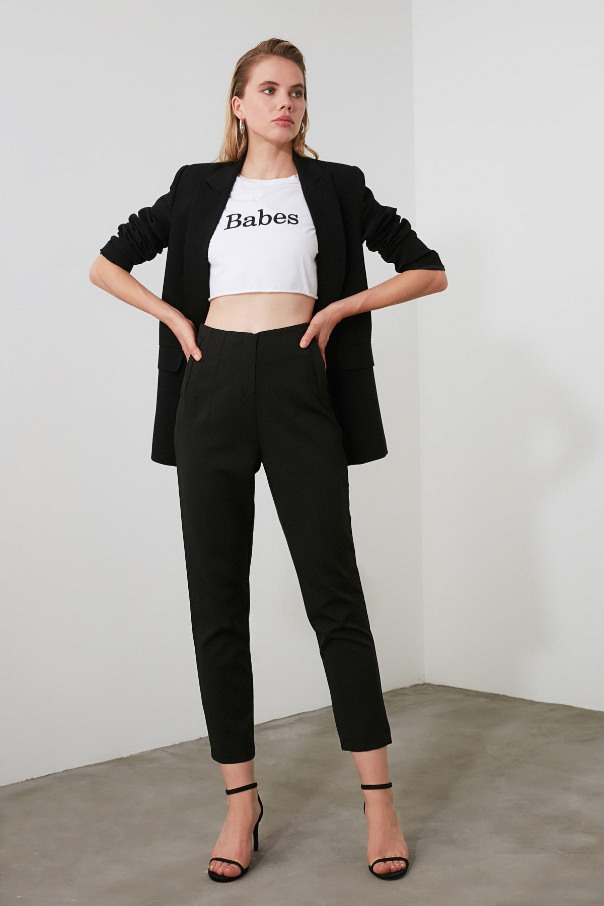 Trendyol Collection-Schwarze, knöchellange, gewebte Stoffhose mit Zigarettenform und hoher Taille TWOSS20PL0515 18