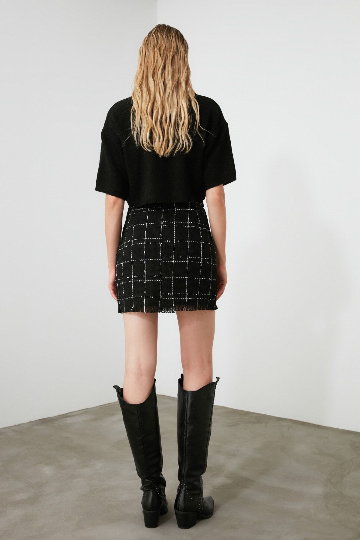 Trendyol Collection-Schwarzer Minirock mit Tweedstoff - Quastendetail, gerade geschnittener Bleistiftrock TWOAW21ET0026 8