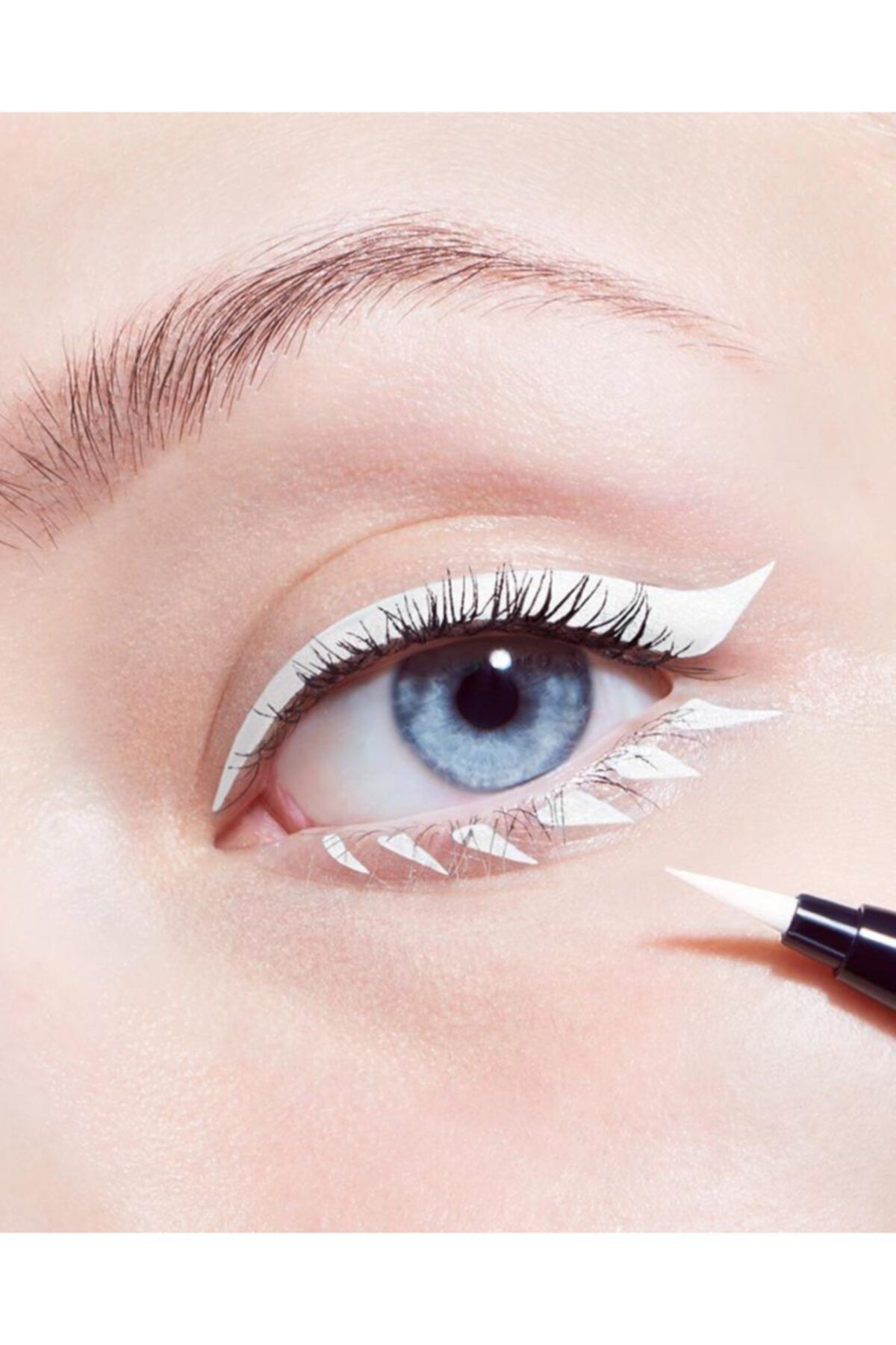 Dior آی لاینر ضدآب مات سفید بر روی صحنه نمایش