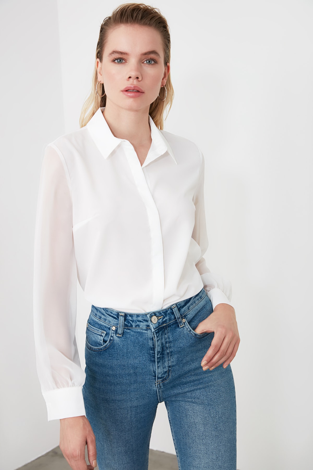 Trendyol Collection Transparentes weißes gewebtes Hemd - Regular Fit TWOAW20GO0116