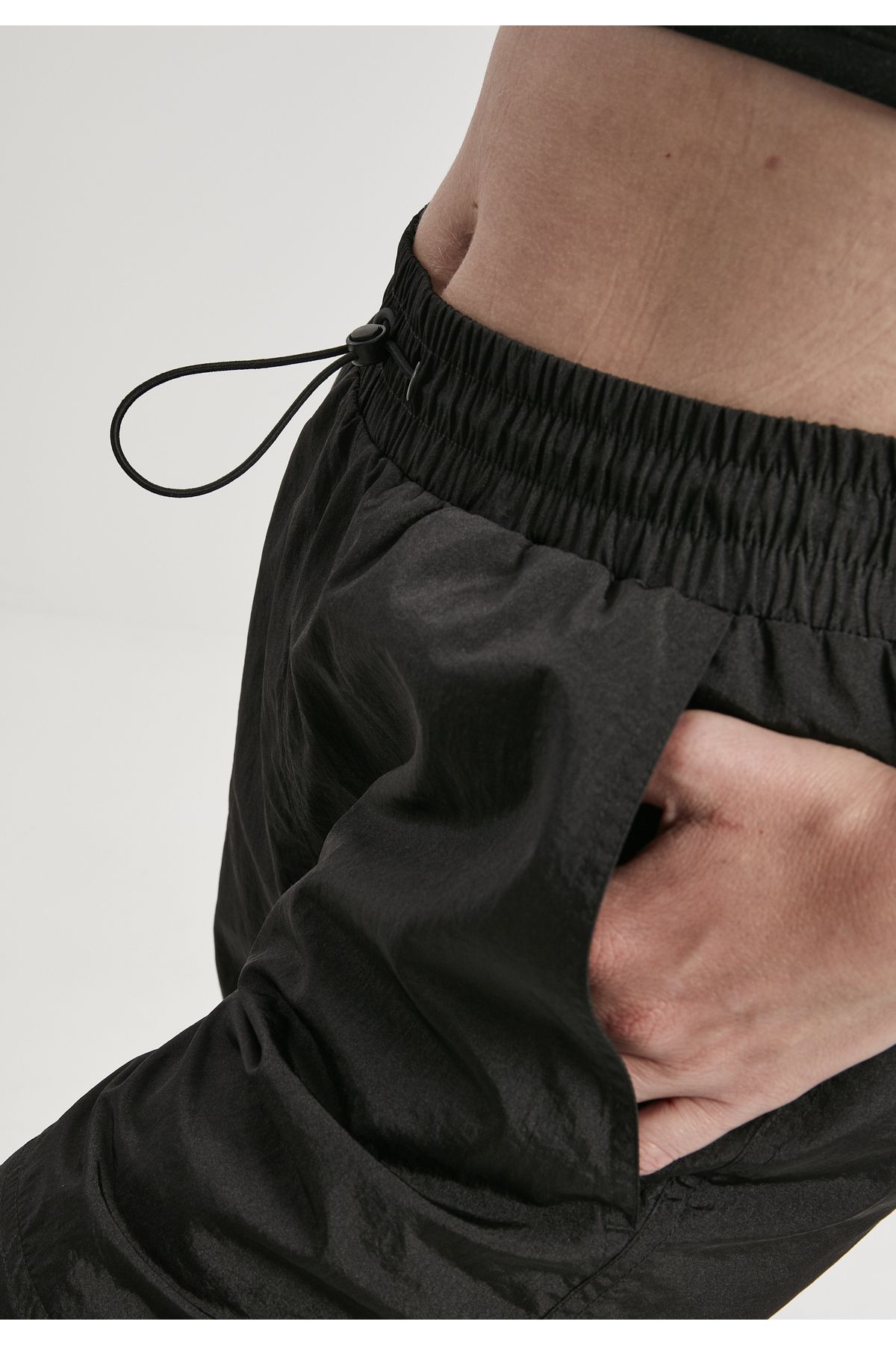 Urban Classics Damen-Hose aus glänzendem Crinkle-Nylon mit Reißverschluss  für Damen - Trendyol