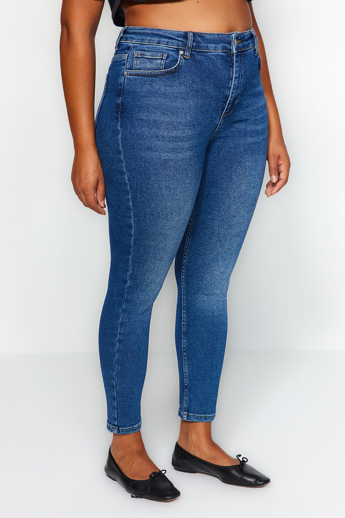 Trendyol Curve-Marineblaue, dehnbare Skinny-Jeans mit hoher Taille TBBAW24CJ00048 2