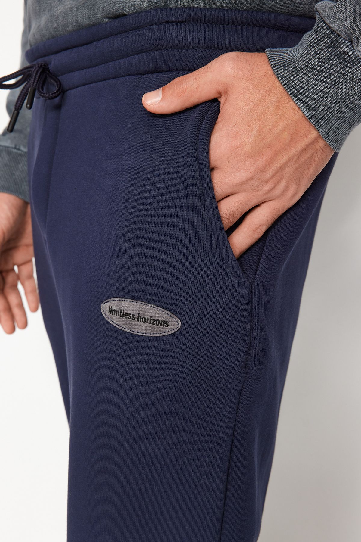 Trendyol Collection-Marineblaue Oversize-Jogger-Jogginghose – Handytasche, mit Etikett TMNAW24EA00015 5