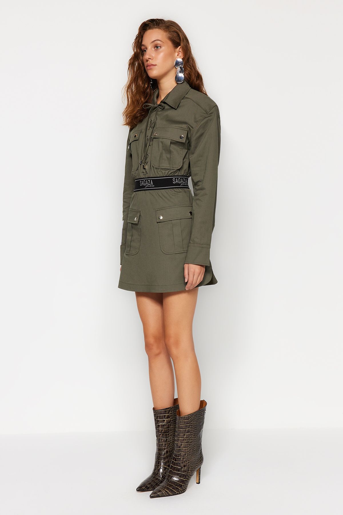 Trendyol Collection-X Sagaza Studio Khaki elastické popelínové šaty TCLAW24EL00007 4