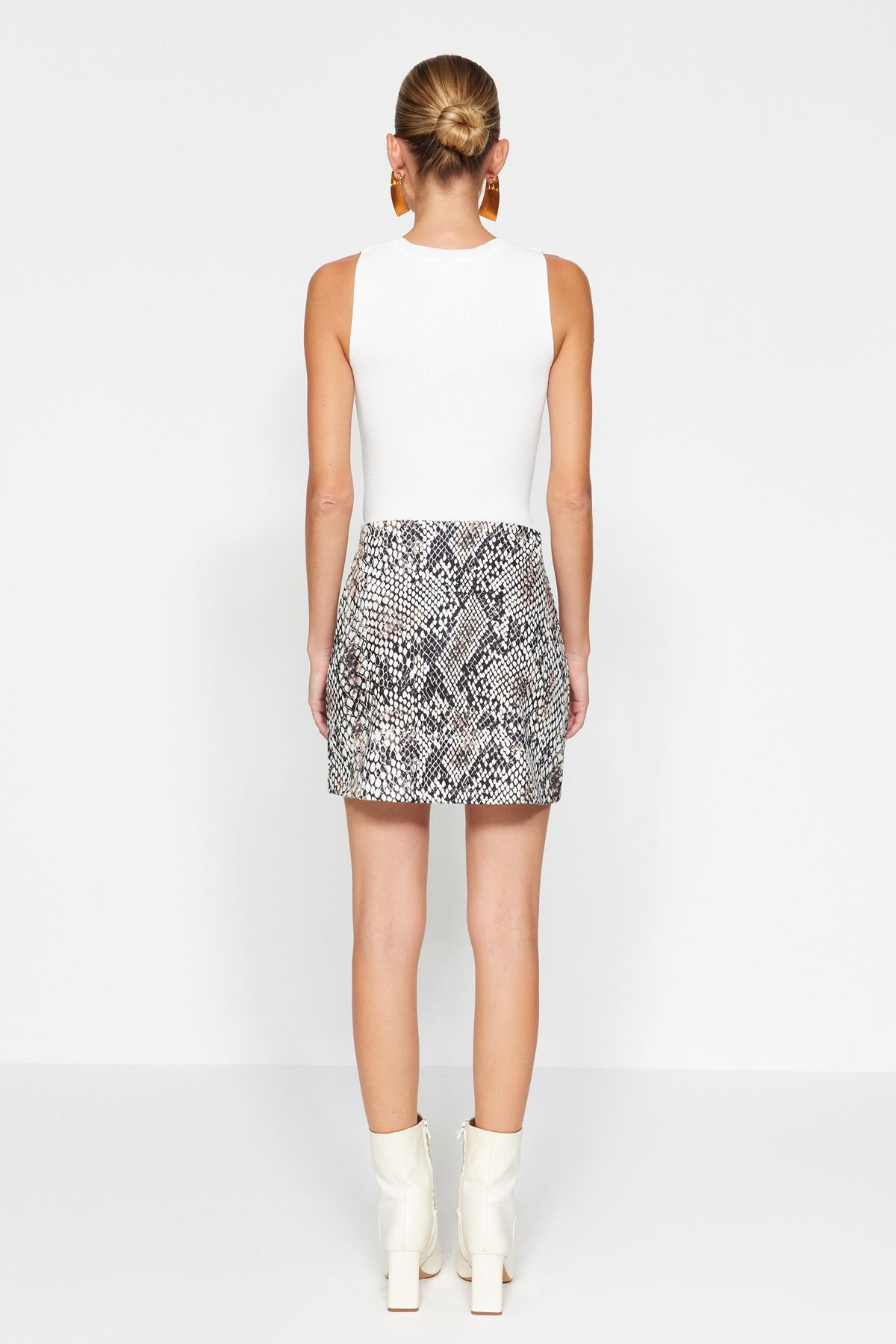 Trendyol Collection-Multicolored Snakeskin Patterned High Waist Slit Interlock Mini Knitted Skirt TWOAW24ET00164 6