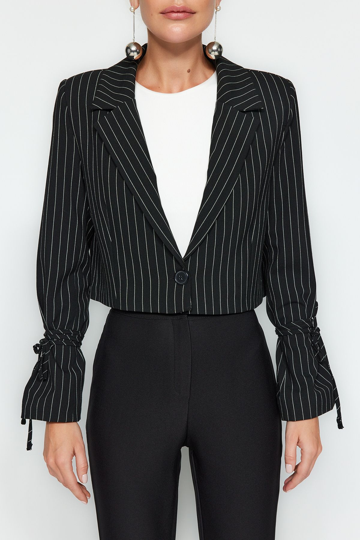 Trendyol Collection-Schwarze, kurze Blazerjacke mit Streifenmuster TWOAW24BC00055 4