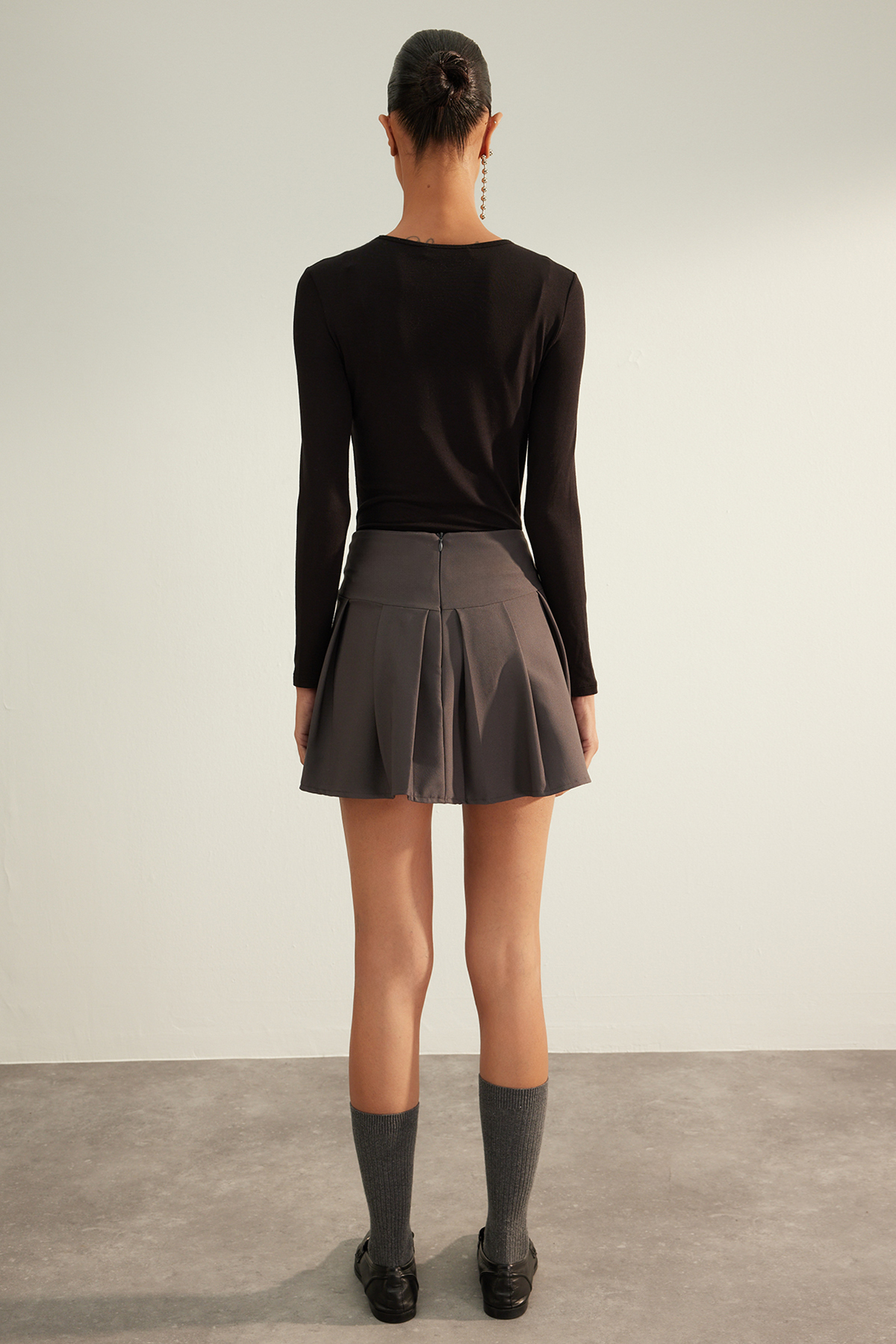 Trendyolmilla  Antrasit Premium Yüksek Kalite Pileli Mini Boy Dokuma Etek TWOAW24ET00309 - Görsel 8