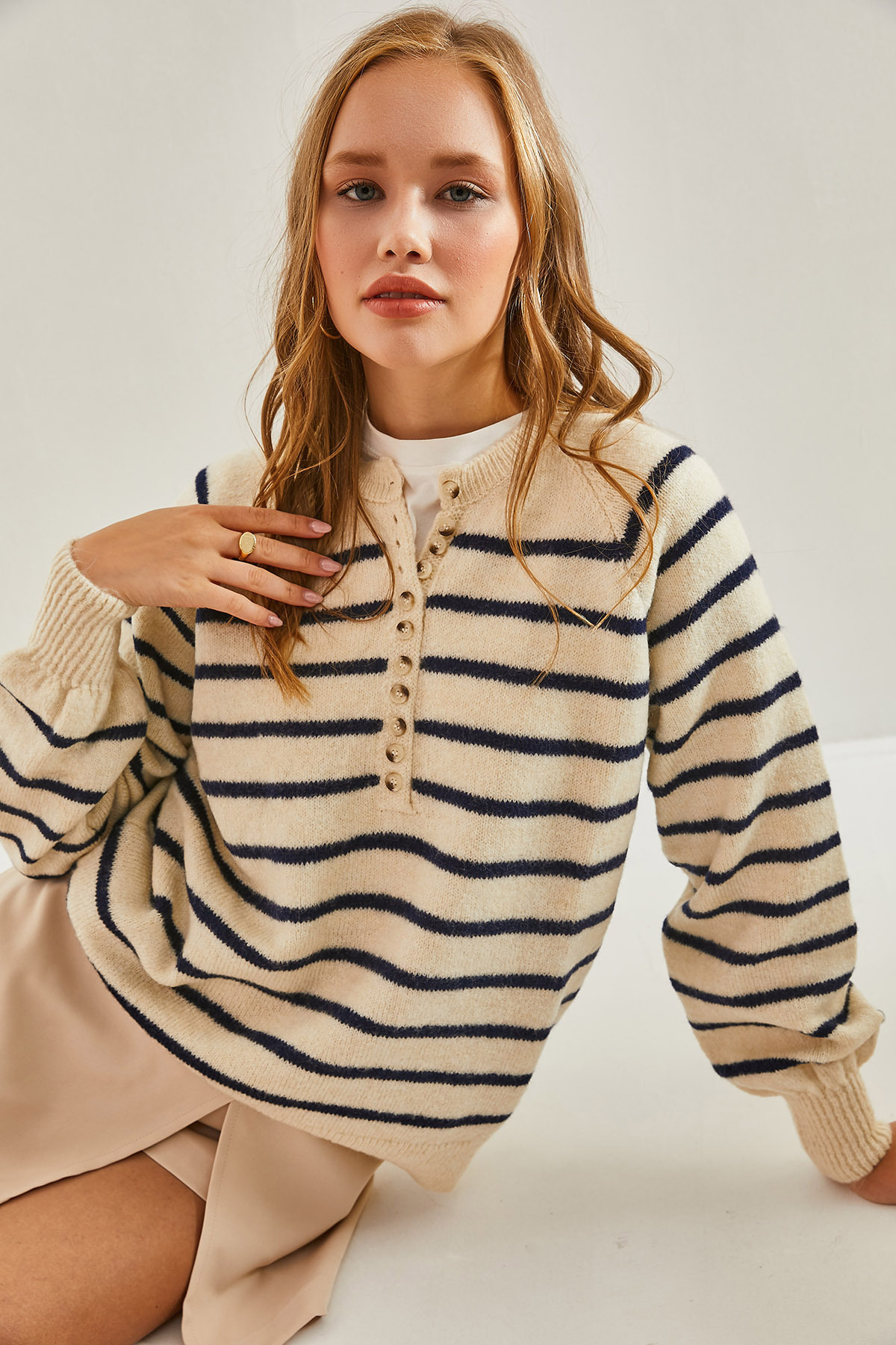 Bianco Lucci-Gestreifter Strickpullover mit Rollkragen und geknöpftem Kragen für Damen 3