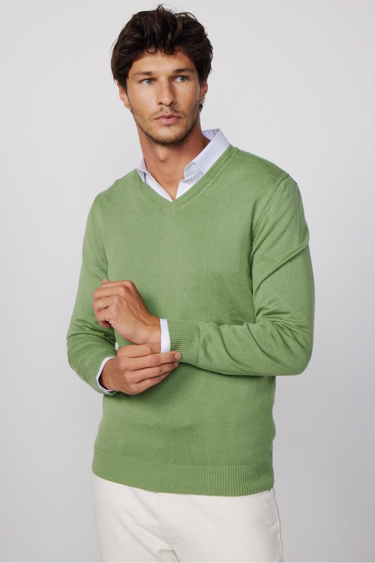 Tudors Men s Slim Fit V Neck Cotton Green Sweater Trendyol