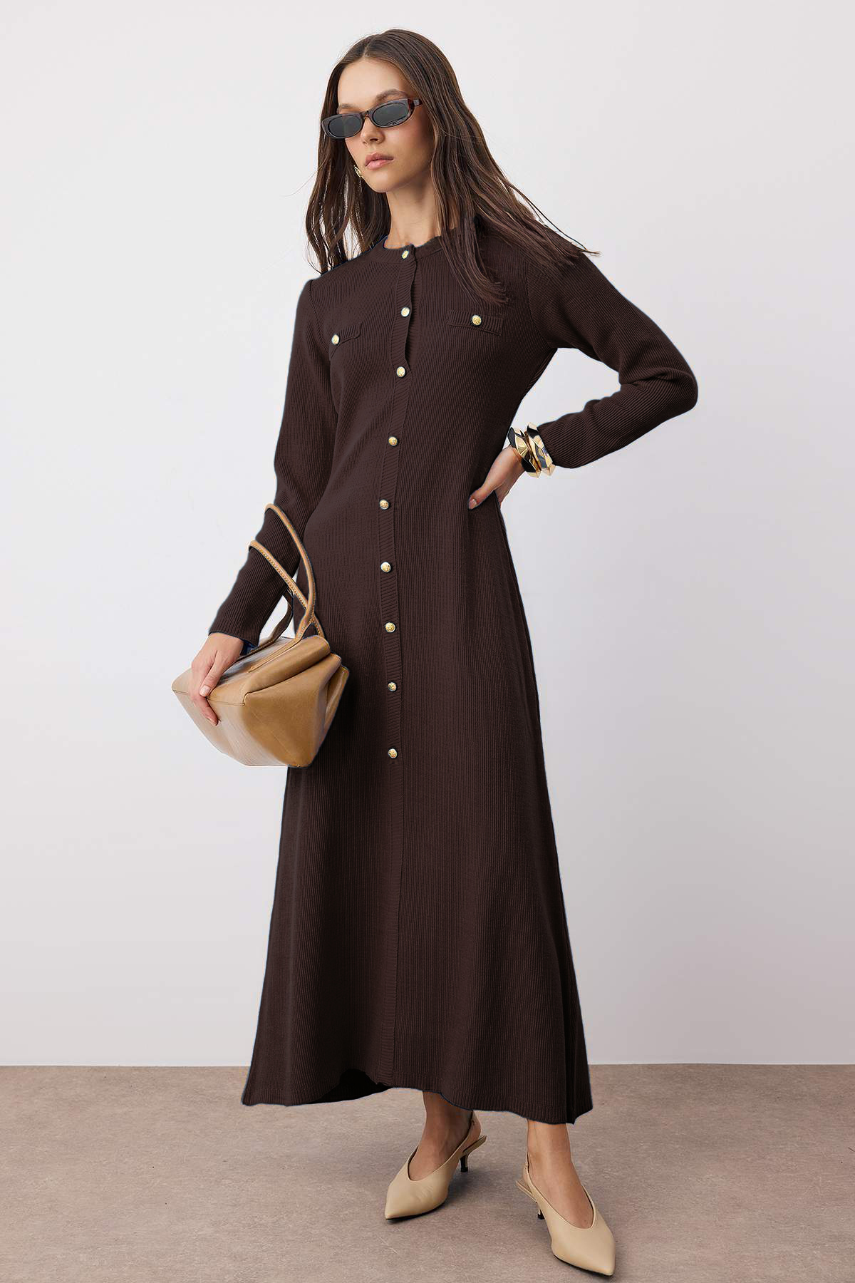 Trendyol Modest Коричнева сукня з трикотажу з золотими ґудзиками TCTAW26EB00009
