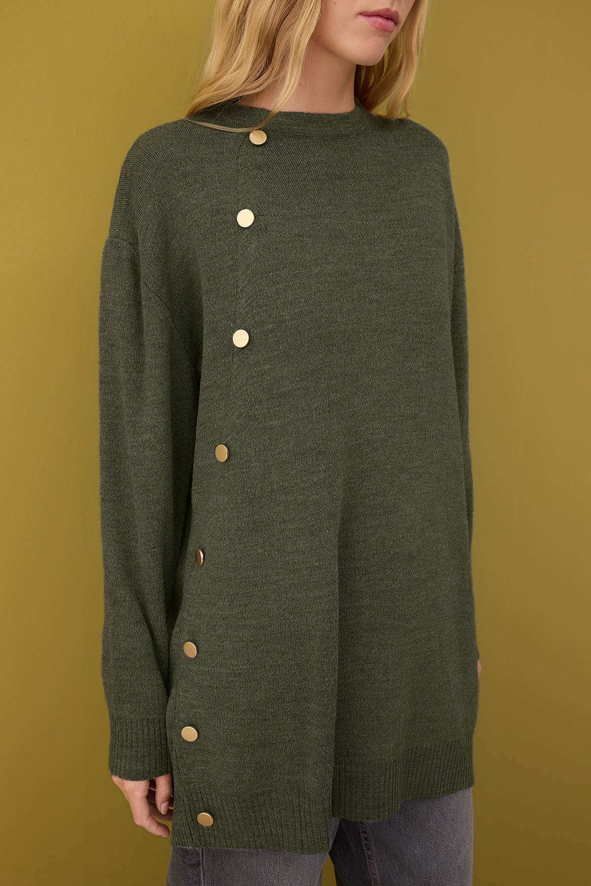 Trendyol Modest Khakifarbener Strickpullover mit Knopfdetail TCTAW26AK00013