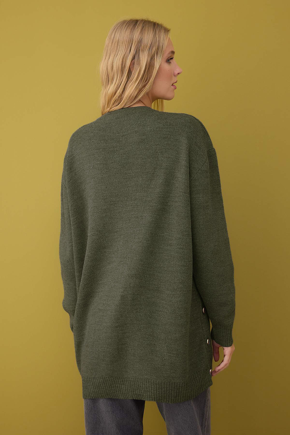 Trendyol Modest Khakifarbener Strickpullover mit Knopfdetail TCTAW26AK00013