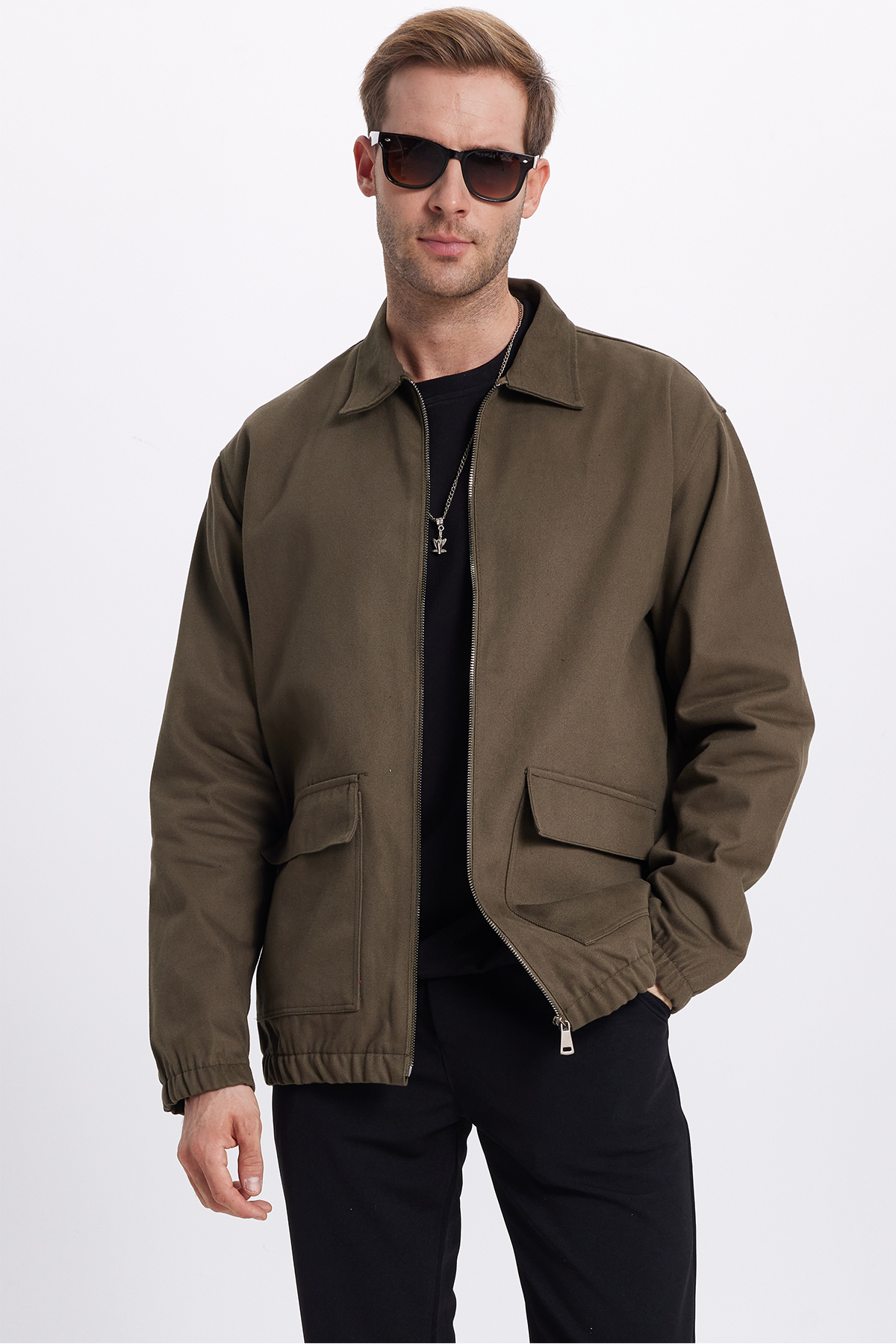 کت راحتي راحتي، دو جيب، کمر کشي، زيپ‌دار، خاکي ساده tudors