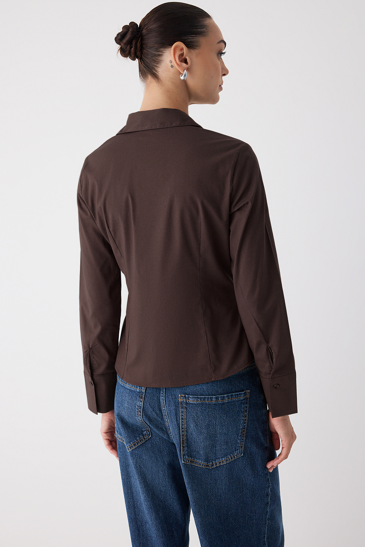 Trendyolmilla  Wardrobe Essentials Koyu Kahverengi Hafif Bele Oturan Pamuklu Dokuma Gömlek TWOAW26GO00022 - Görsel 4