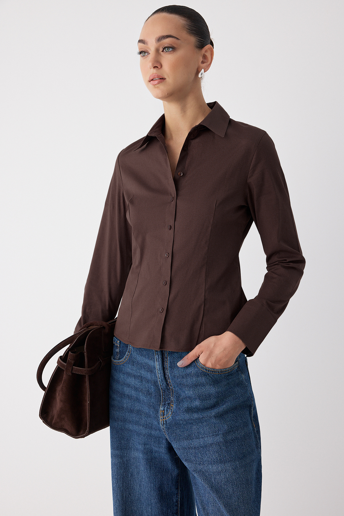 Trendyolmilla  Wardrobe Essentials Koyu Kahverengi Hafif Bele Oturan Pamuklu Dokuma Gömlek TWOAW26GO00022 - Görsel 3