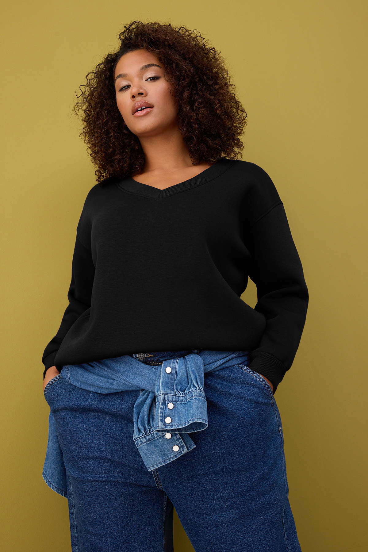 Trendyolmilla Curve Siyah V Yaka Basic İçi Polarlı Büyük Beden Sweatshirt TBBAW26AO00012