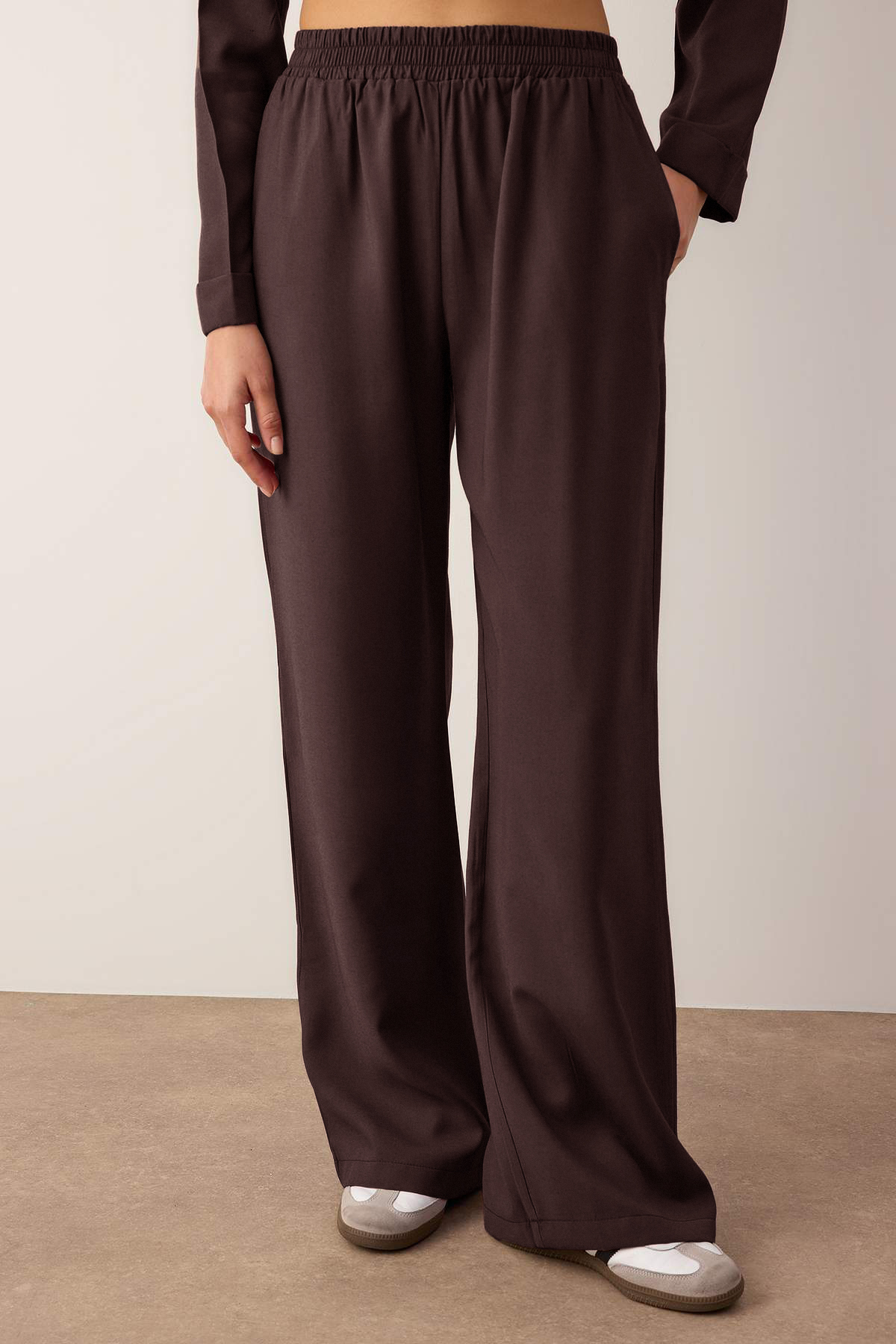 Trendyolmilla  Koyu Kahverengi Yumuşak Dokulu Bluz Pantolon Dokuma Alt - Üst Takım TWOAW26AU00111 - Görsel 3