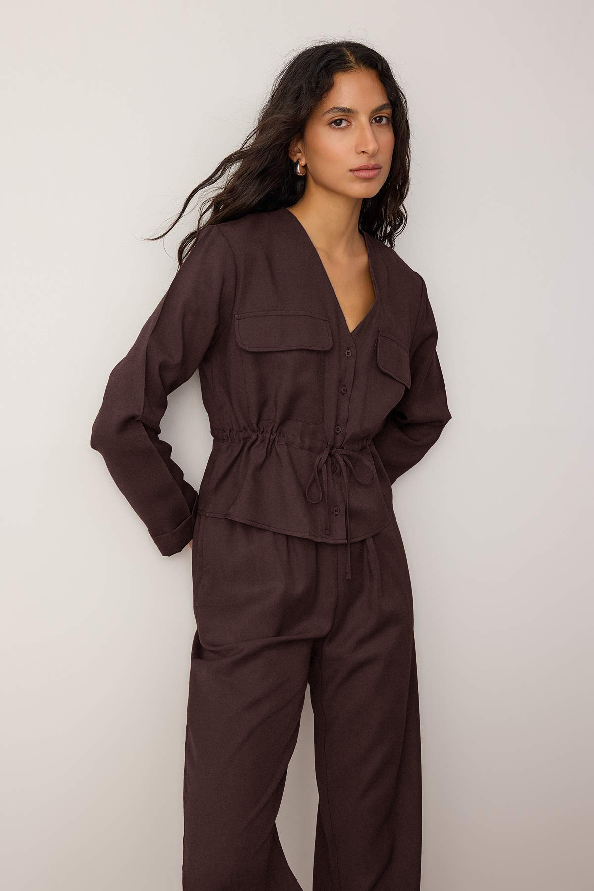 Trendyolmilla  Koyu Kahverengi Yumuşak Dokulu Bluz Pantolon Dokuma Alt - Üst Takım TWOAW26AU00111 - Görsel 2