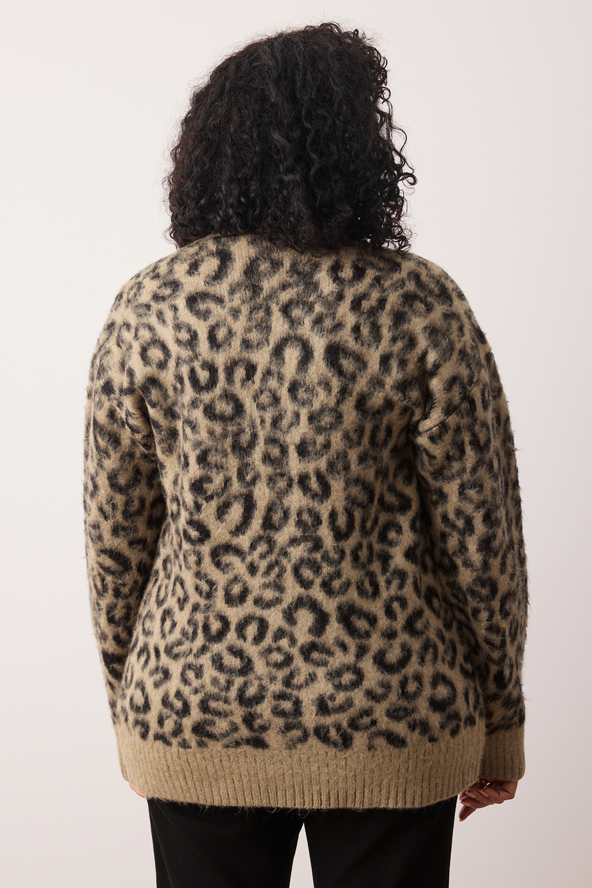 Trendyolmilla  Camel Leopar Desenli Yumuşak Tuşeli Relax Fitt Triko Hırka TBBAW26AV00001 - Görsel 4