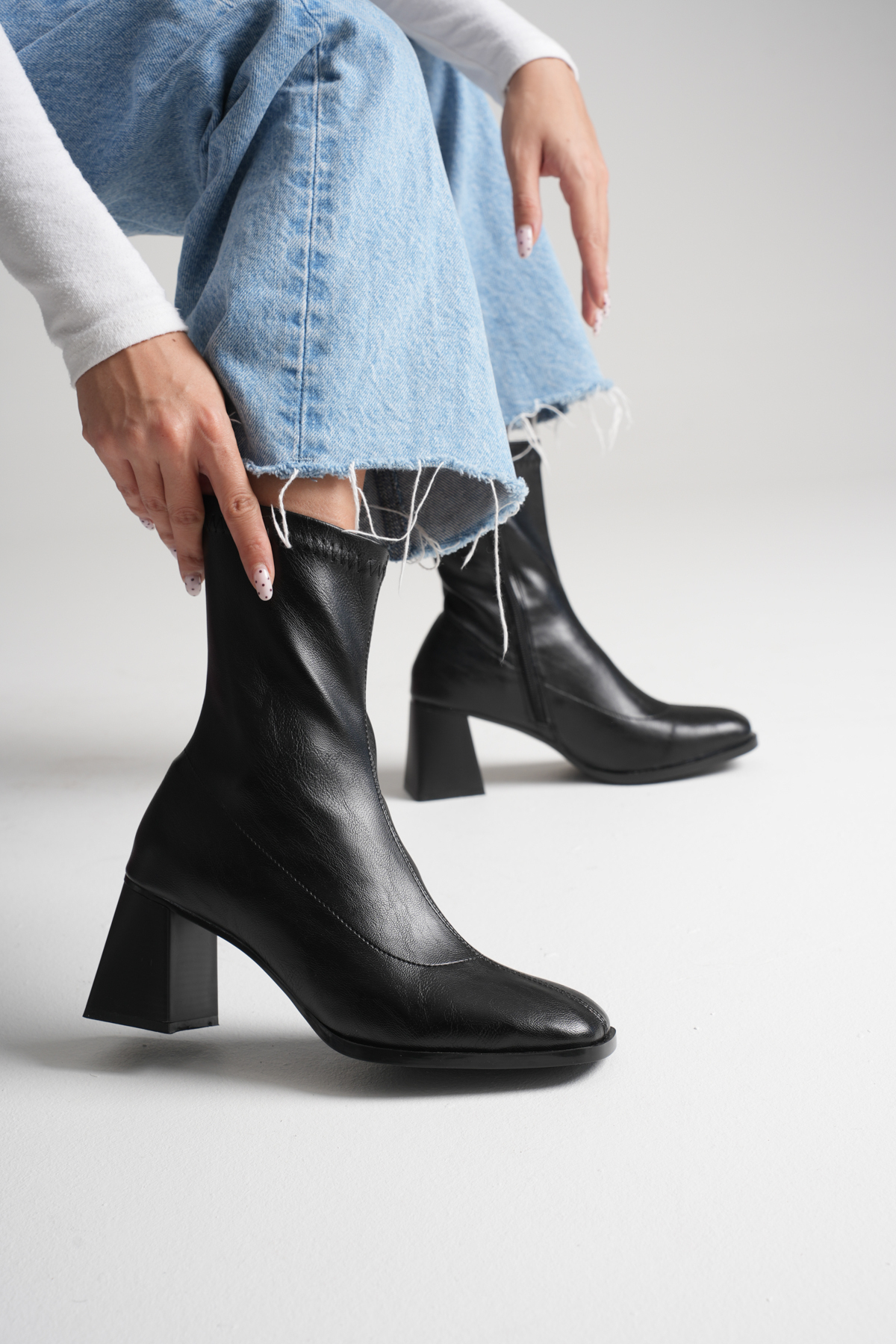 İncimoda Kadın Siyah Küt Burun Topuklu Bot