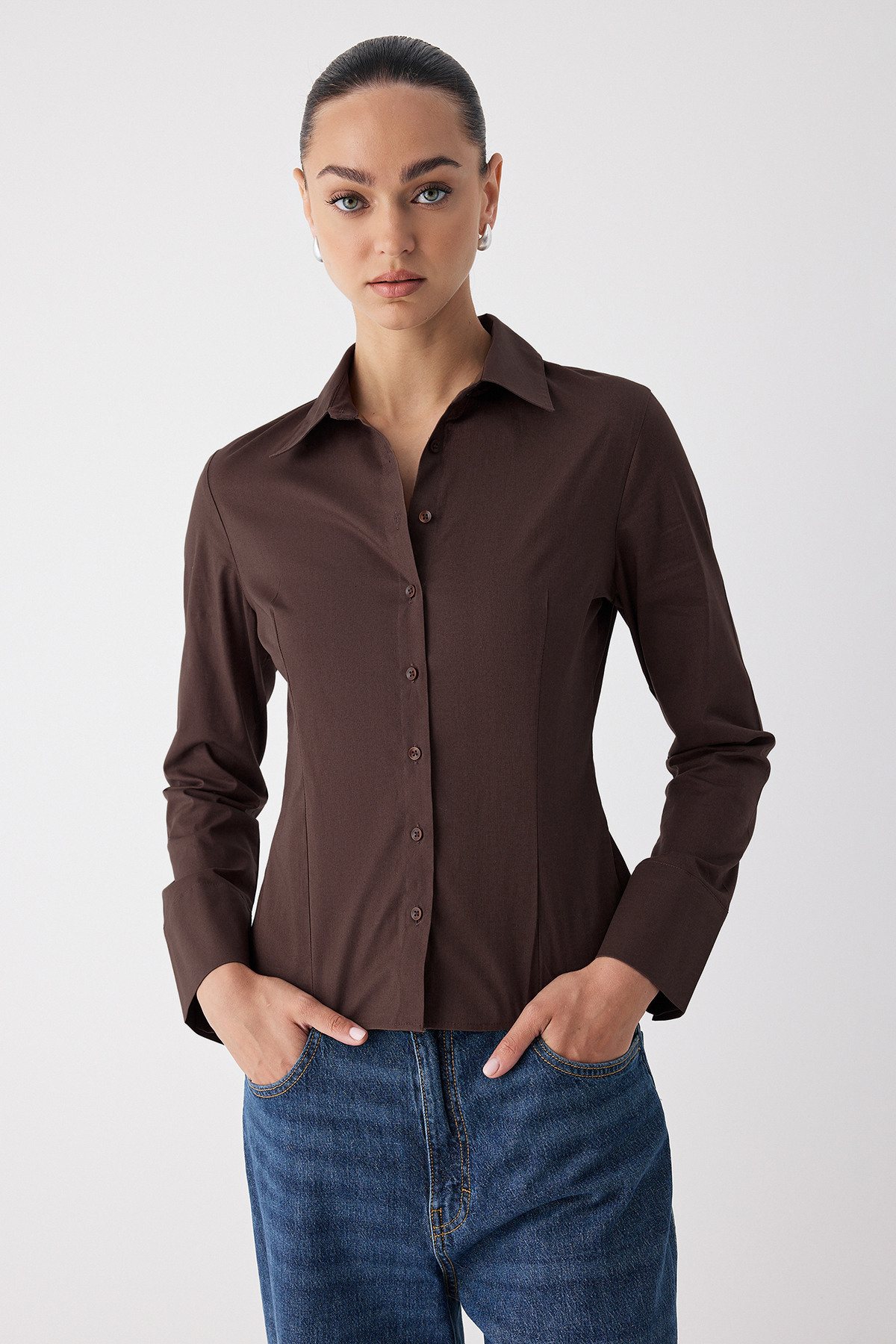 Trendyolmilla  Wardrobe Essentials Koyu Kahverengi Hafif Bele Oturan Pamuklu Dokuma Gömlek TWOAW26GO00022 - Görsel 2