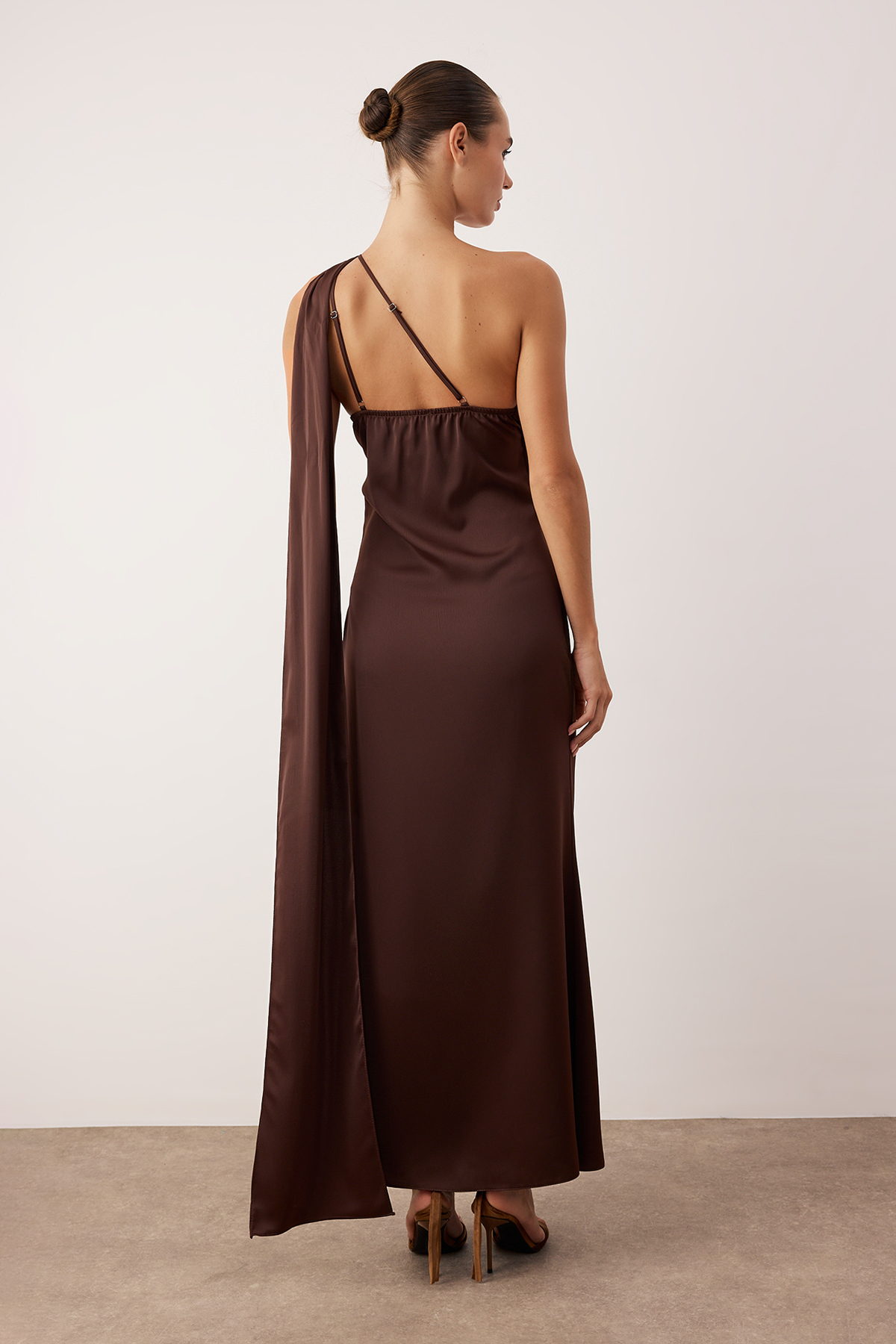 Trendyolmilla  Kahverengi Dokuma Saten Midi Astarsız Elbise TPRAW26EL00135 - Görsel 5