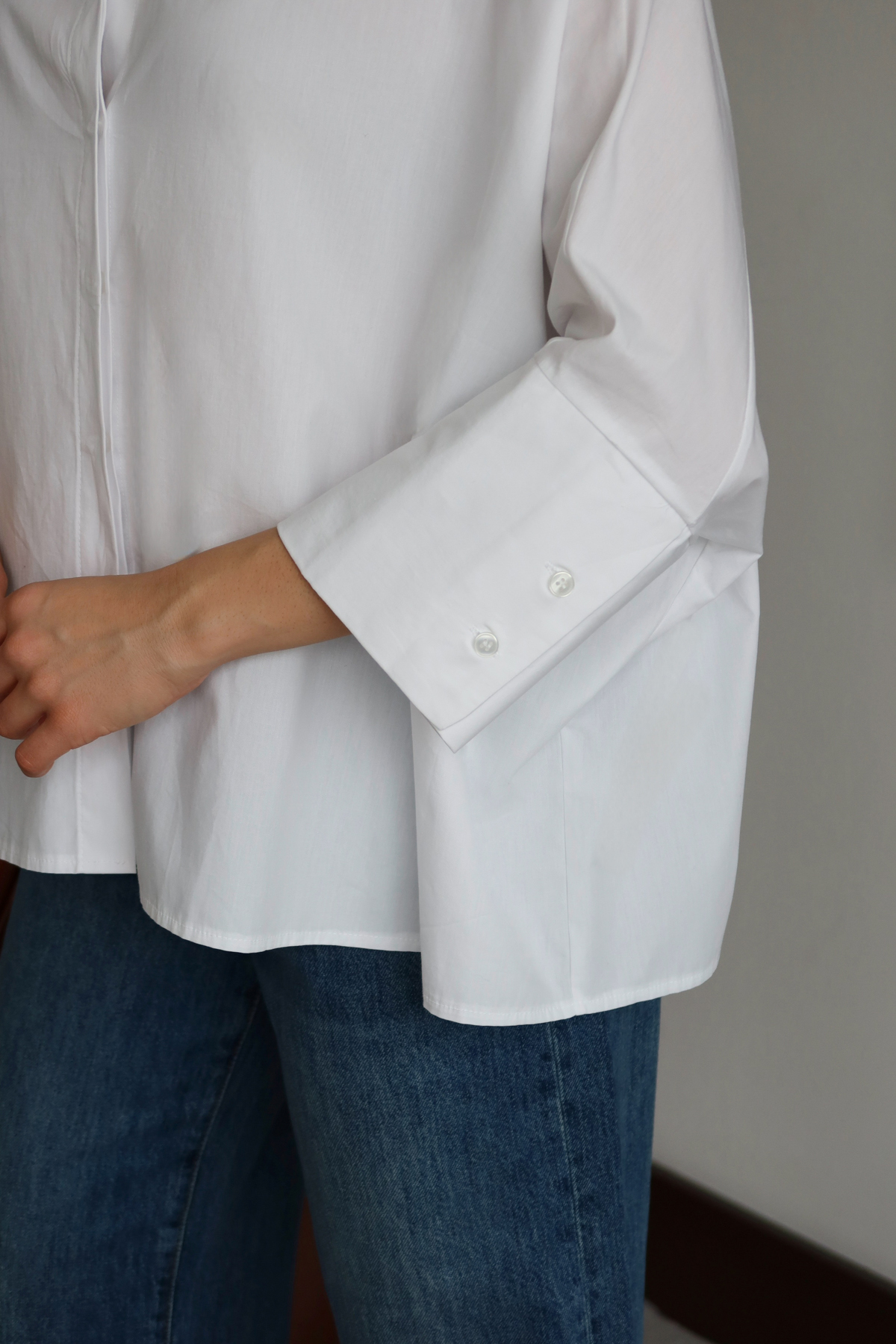 Trendyolmilla  Beyaz Geniş Manşetli Oversize Dokuma Gömlek TWOAW26GO00130 - Görsel 3