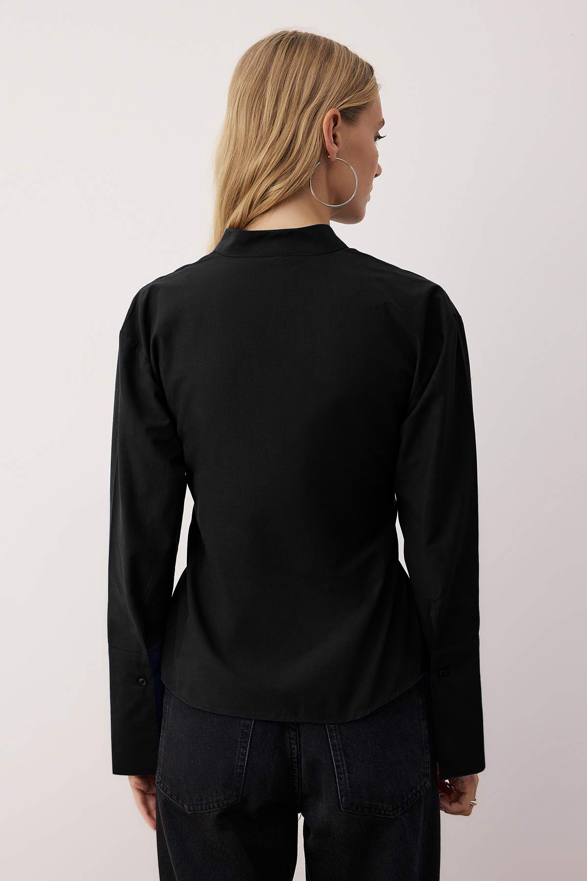 Trendyolmilla  Siyah Kuşaklı Önü Çıtçıtlı Ayarlanabilir Gömlek TWOAW26GO00067 - Görsel 4