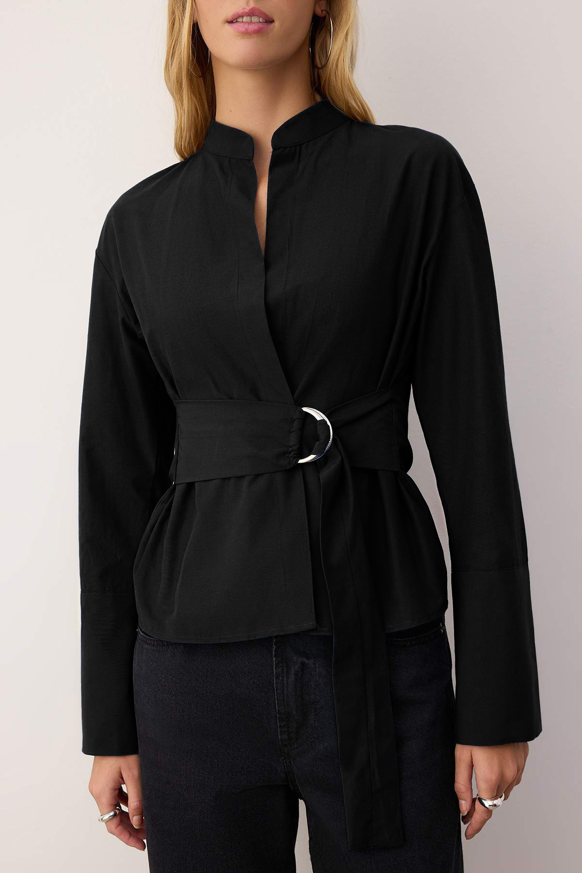 Trendyolmilla  Siyah Kuşaklı Önü Çıtçıtlı Ayarlanabilir Gömlek TWOAW26GO00067 - Görsel 3