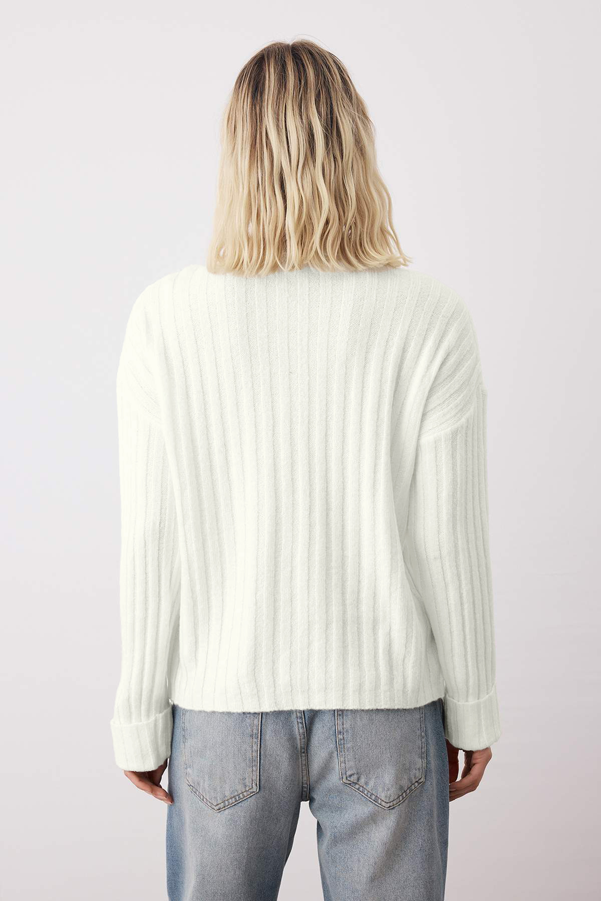 Trendyolmilla  Ekru Geniş Kalıp Yumuşak Dokulu Dik Yaka Triko Kazak TWOAW21KZ0783 - Görsel 4