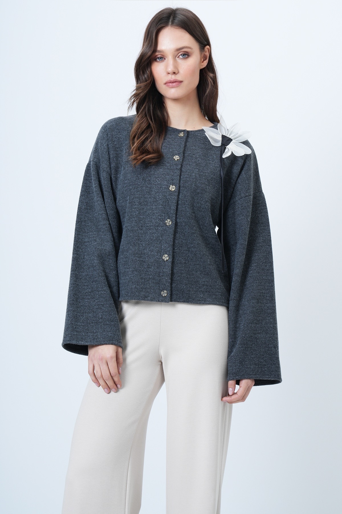 Trend Alaçatı Stili  Kadın Antrasit Çiçek Broş Aksesuarlı Triko Hırka ALC-X14689 - Görsel 5