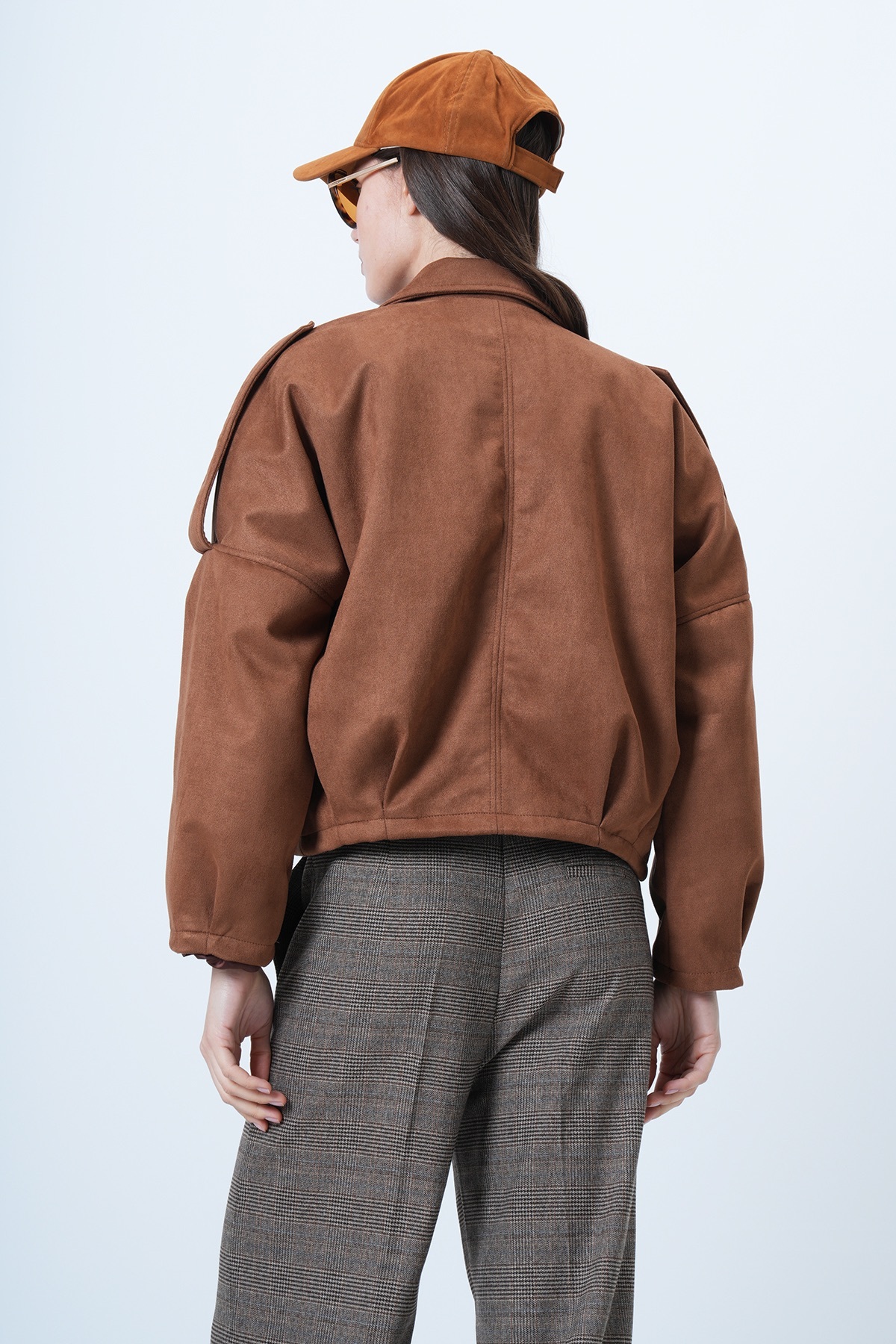Trend Alaçatı Stili  Kahverengi Omuz Apoletli İçi Astarlı Suni Süet Bomber Ceket ALC-X14526 - Görsel 6