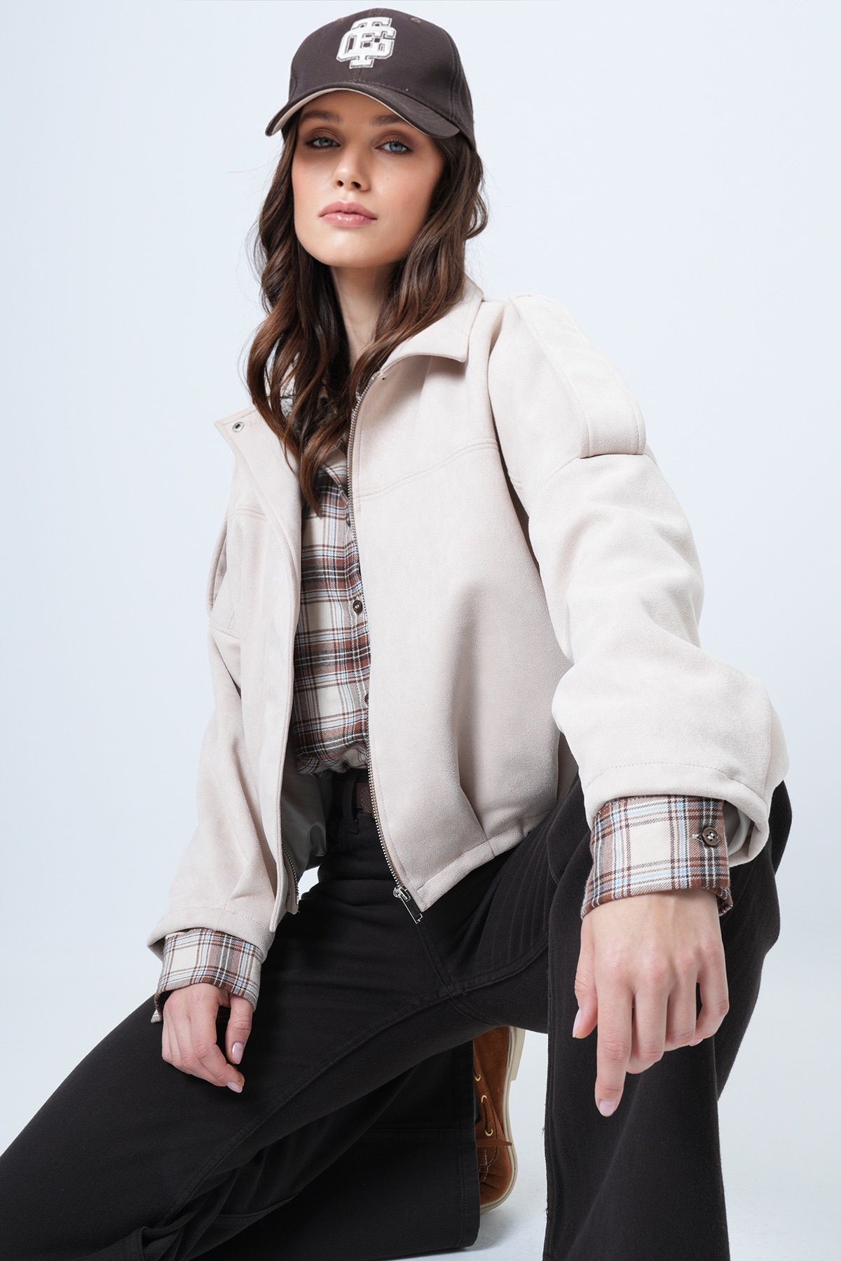 Trend Alaçatı Stili  Kadın Taş Omuz Apoletli İçi Astarlı Suni Süet Bomber Ceket Alc-X14526 - Görsel 3