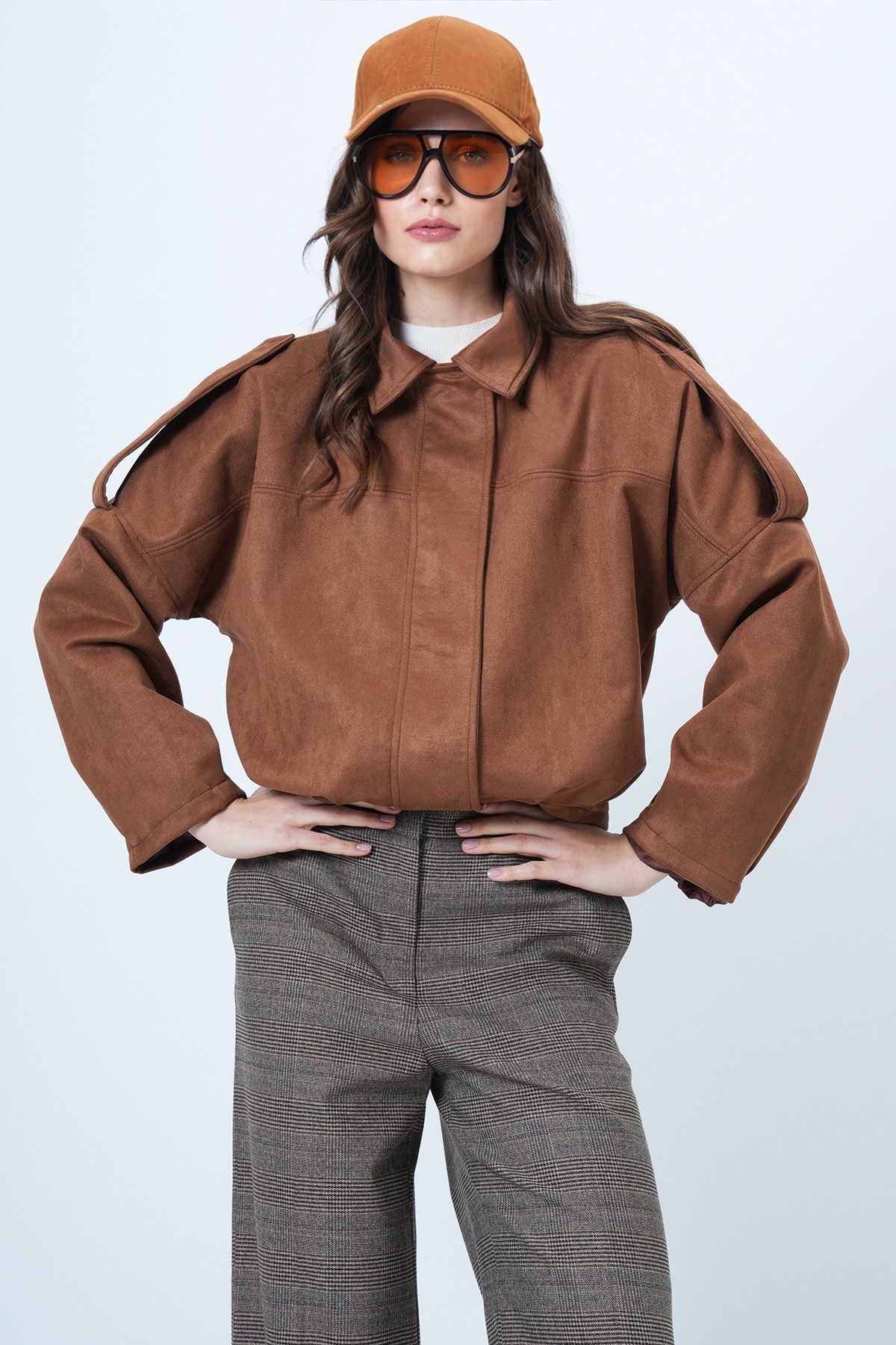 Trend Alaçatı Stili  Kahverengi Omuz Apoletli İçi Astarlı Suni Süet Bomber Ceket ALC-X14526 - Görsel 4