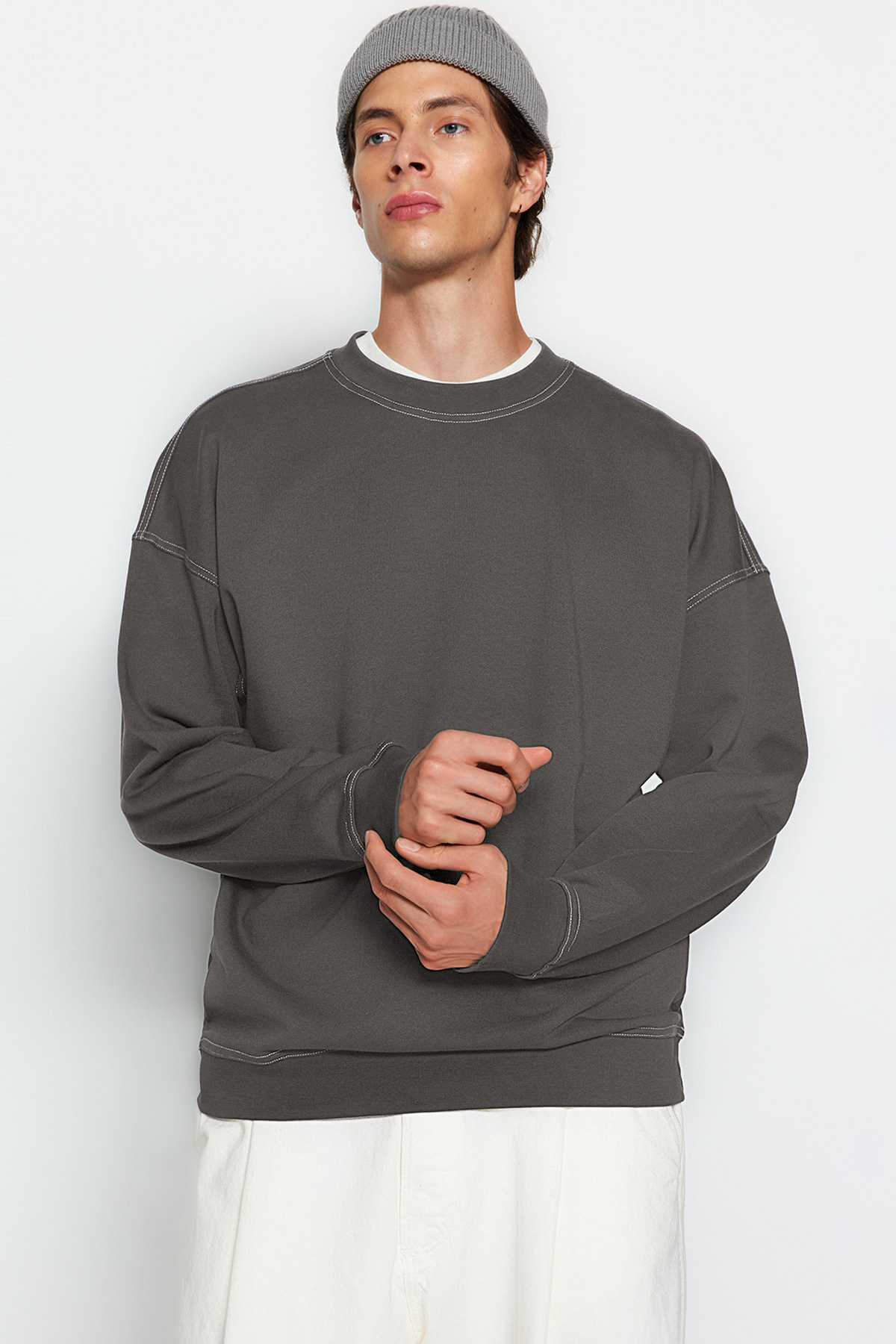 Trendyol Collection Bluza oversize z okrągłym dekoltem w kolorze antracytowym - Kontrastowe przeszycia Tmnaw24Sw00011