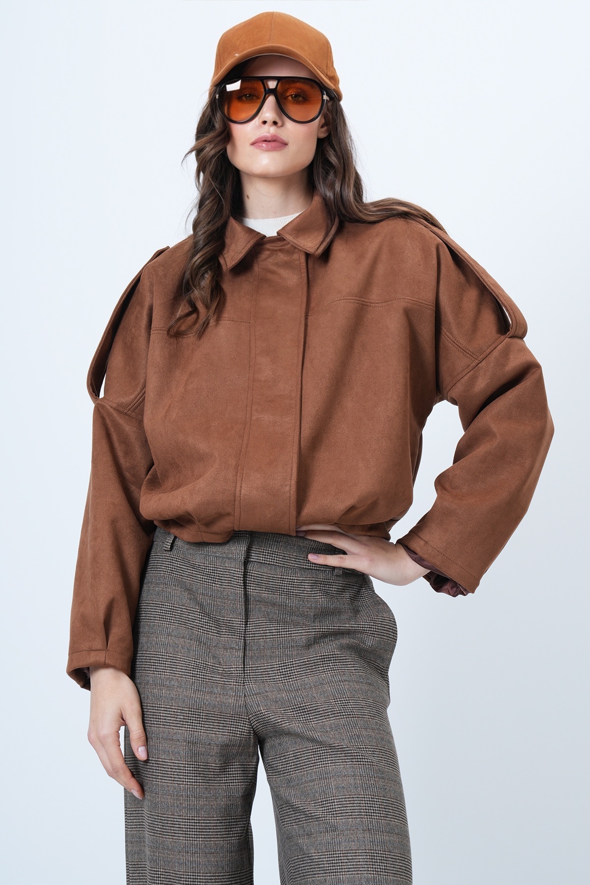 Trend Alaçatı Stili  Kahverengi Omuz Apoletli İçi Astarlı Suni Süet Bomber Ceket ALC-X14526 - Görsel 3