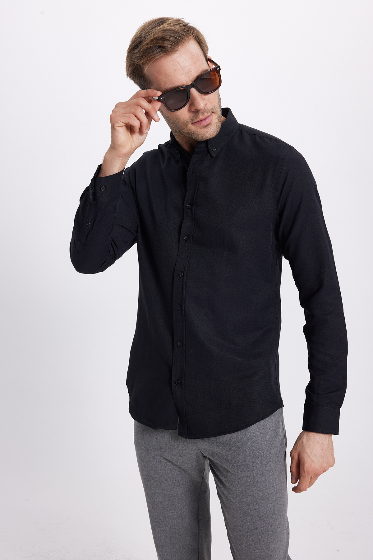 Tudors Erkek Slim Fit Dar Kesim Uzun Kollu Pamuklu Oxford Doku Kolay Ütü Siyah Düğmeli Yaka Gömlek