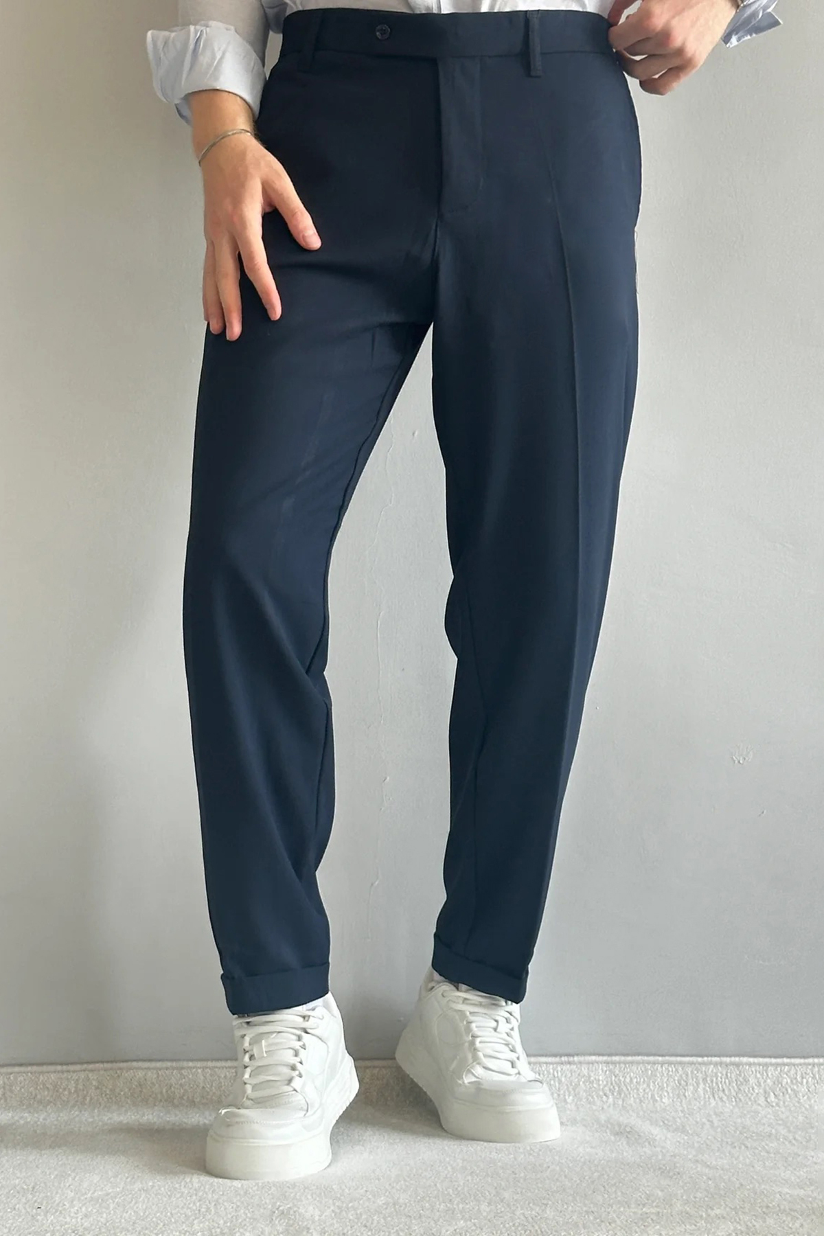 Trendyol Collection Niebieskie męskie spodnie z tkaniny typu boyfriend fit TM...