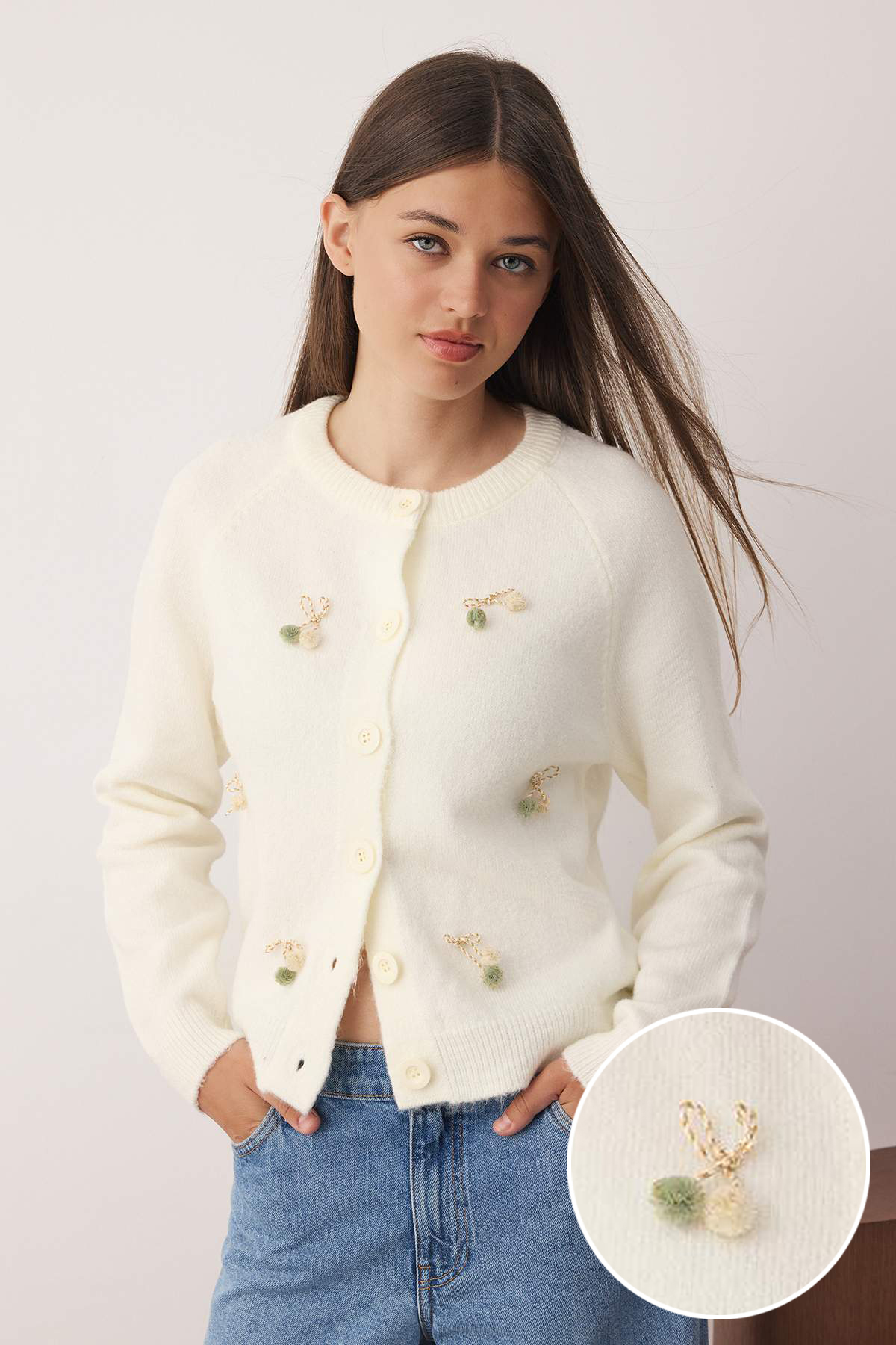 Trendyolmilla  Ekru Bisiklet Yaka Kiraz Aksesuar Detaylı Triko Hırka TWOAW26HI00141