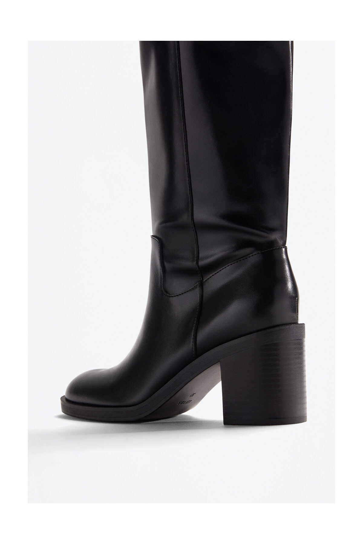 LEFTIES Kobieta w butach na wysokim obcasie z klamrą