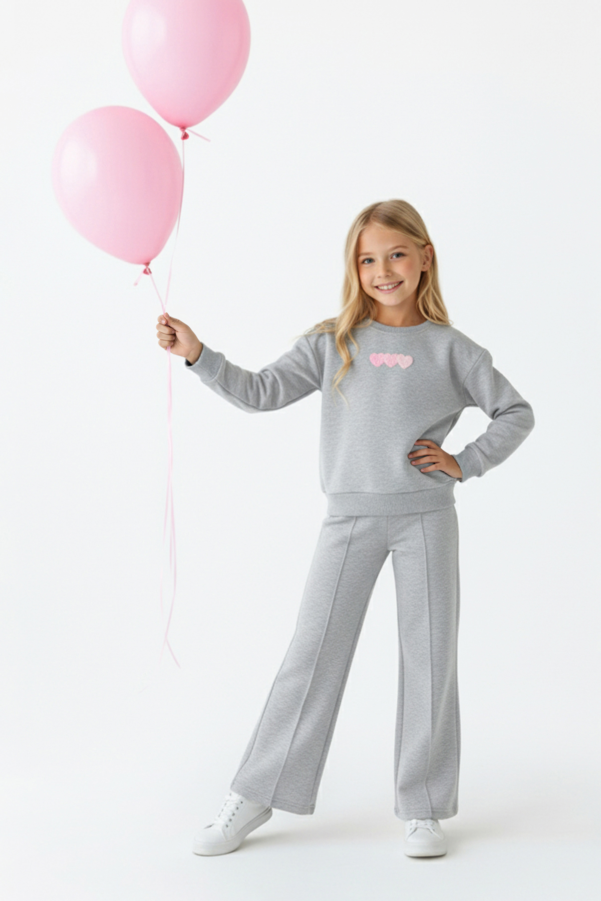 TRENDYOLKIDS Šedá melanžová bavlněná souprava s motivem srdce pro dívky – pletený top a kalhoty TKDAW26AU00001