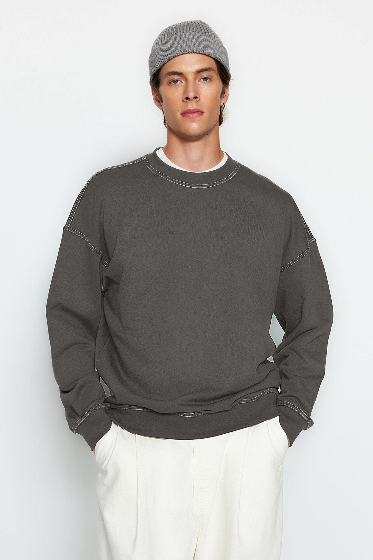 Trendyol Collection Bluza oversize z okrągłym dekoltem w kolorze antracytowym - Kontrastowe przeszycia Tmnaw24Sw00011