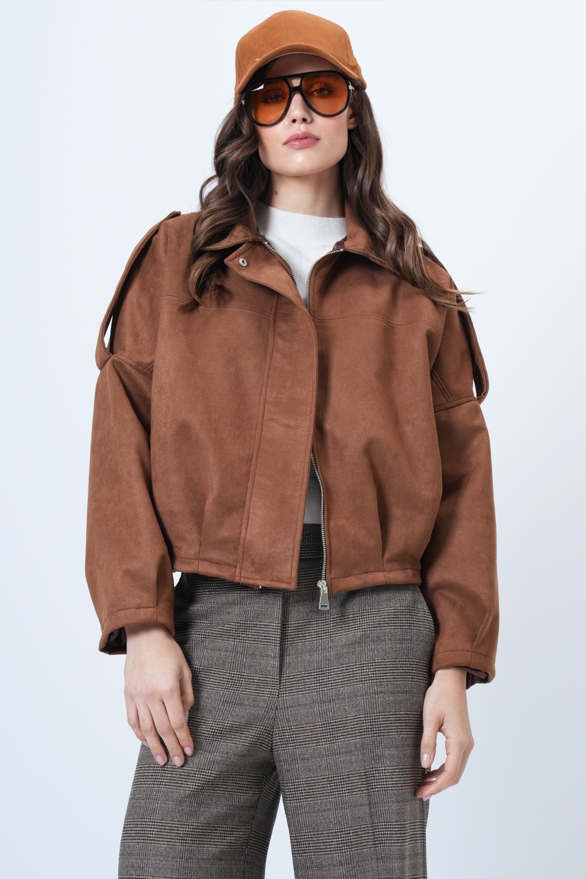 Trend Alaçatı Stili  Kahverengi Omuz Apoletli İçi Astarlı Suni Süet Bomber Ceket ALC-X14526 - Görsel 5